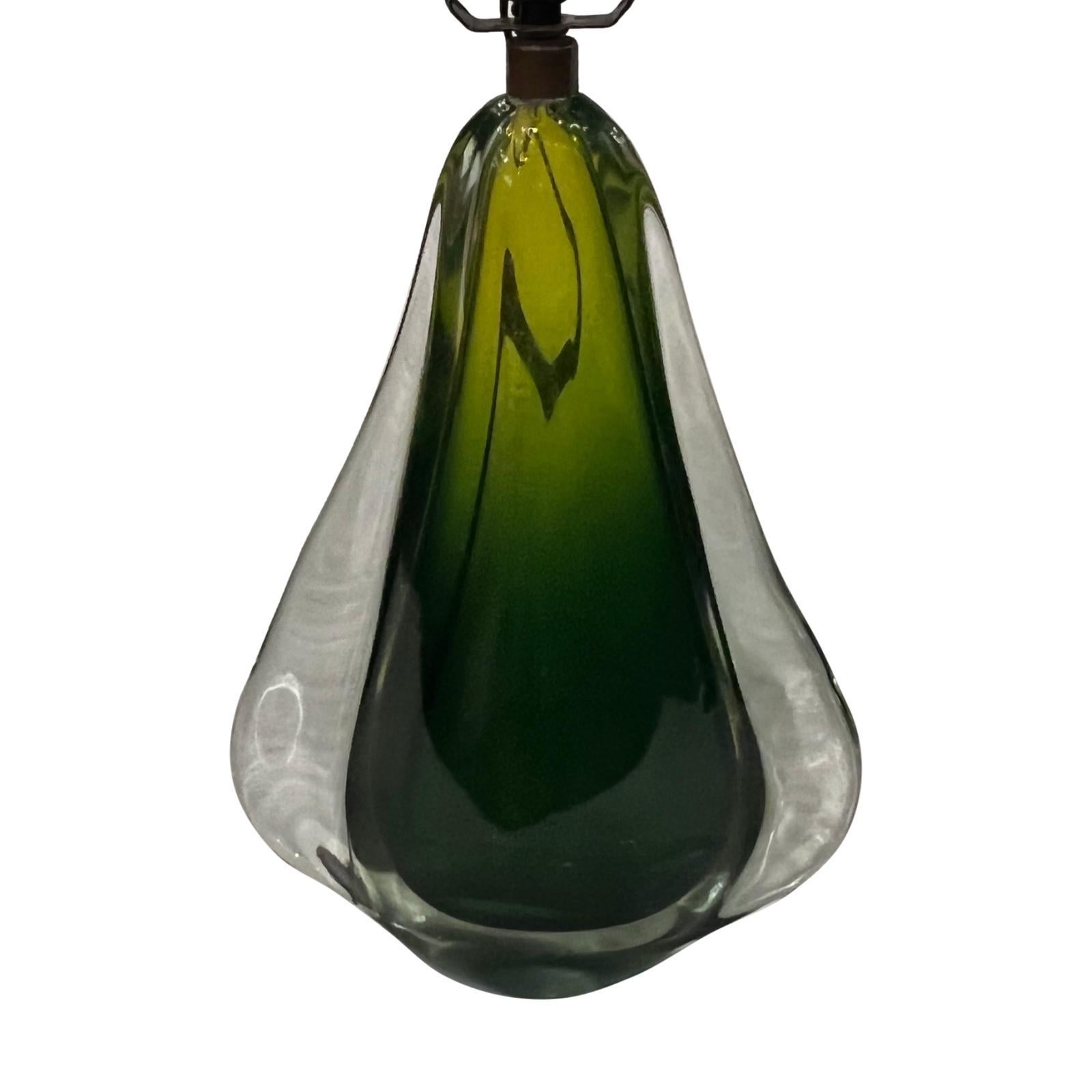 Lampada da tavolo italiana in vetro soffiato verde e trasparente degli anni '60 circa.

Misure:
Altezza del corpo: 13
Altezza del paralume: 23