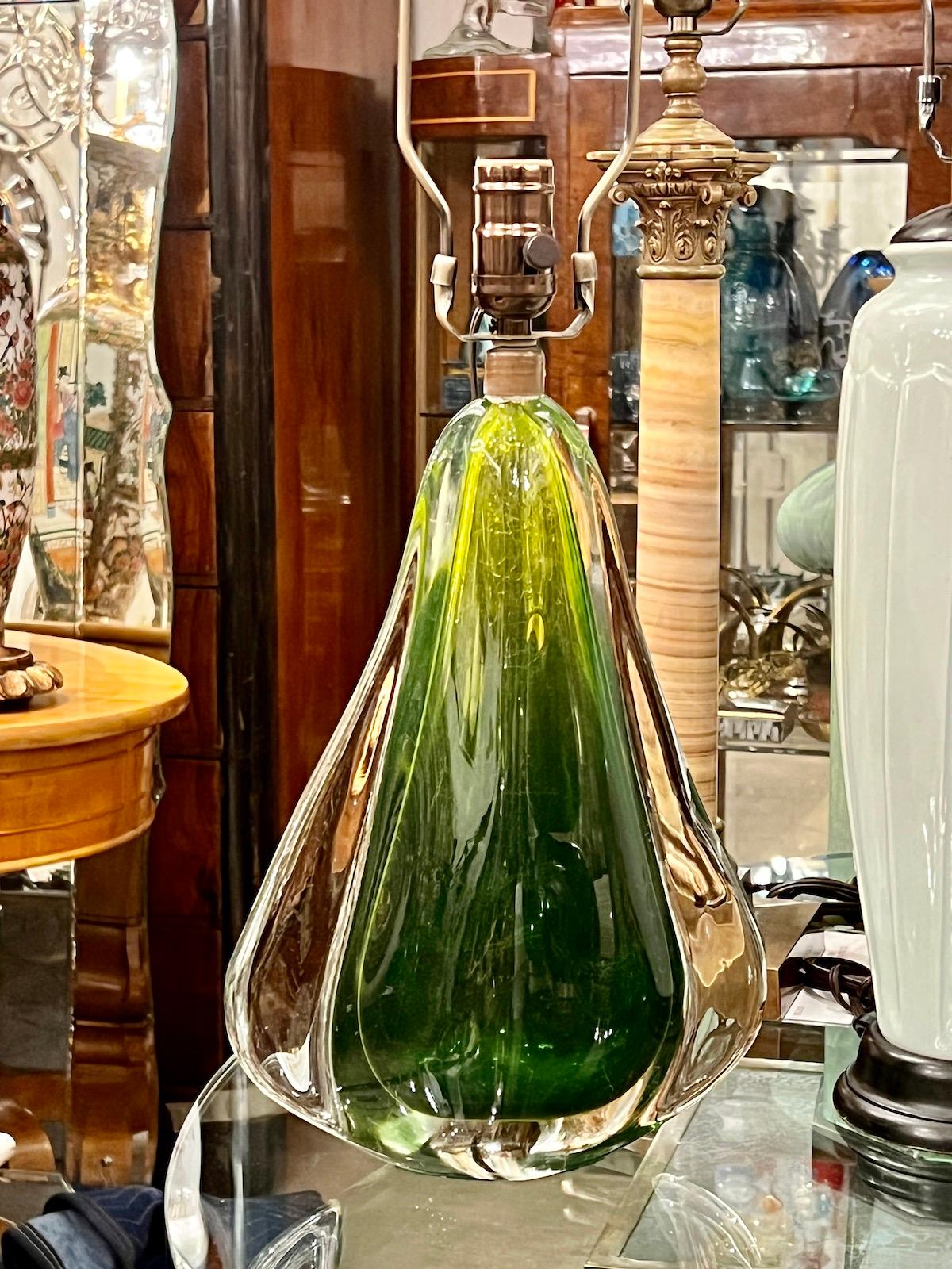 Milieu du XXe siècle Lampe en verre de Murano verte du milieu du siècle dernier en vente