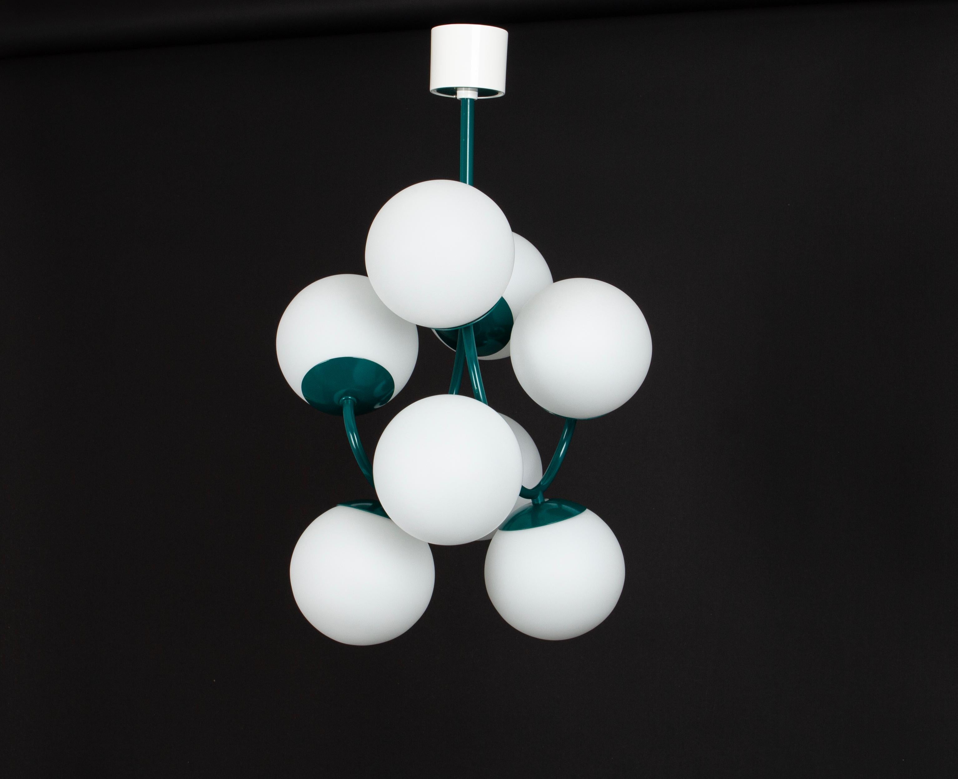 Pendentif vert vintage du milieu du siècle, fabriqué par Kaiser Leuchten, Allemagne, avec 8 boules en verre opale.
De haute qualité et en très bon état. Nettoyé, bien câblé et prêt à être utilisé. 

Le luminaire nécessite 8 petites ampoules E14 de