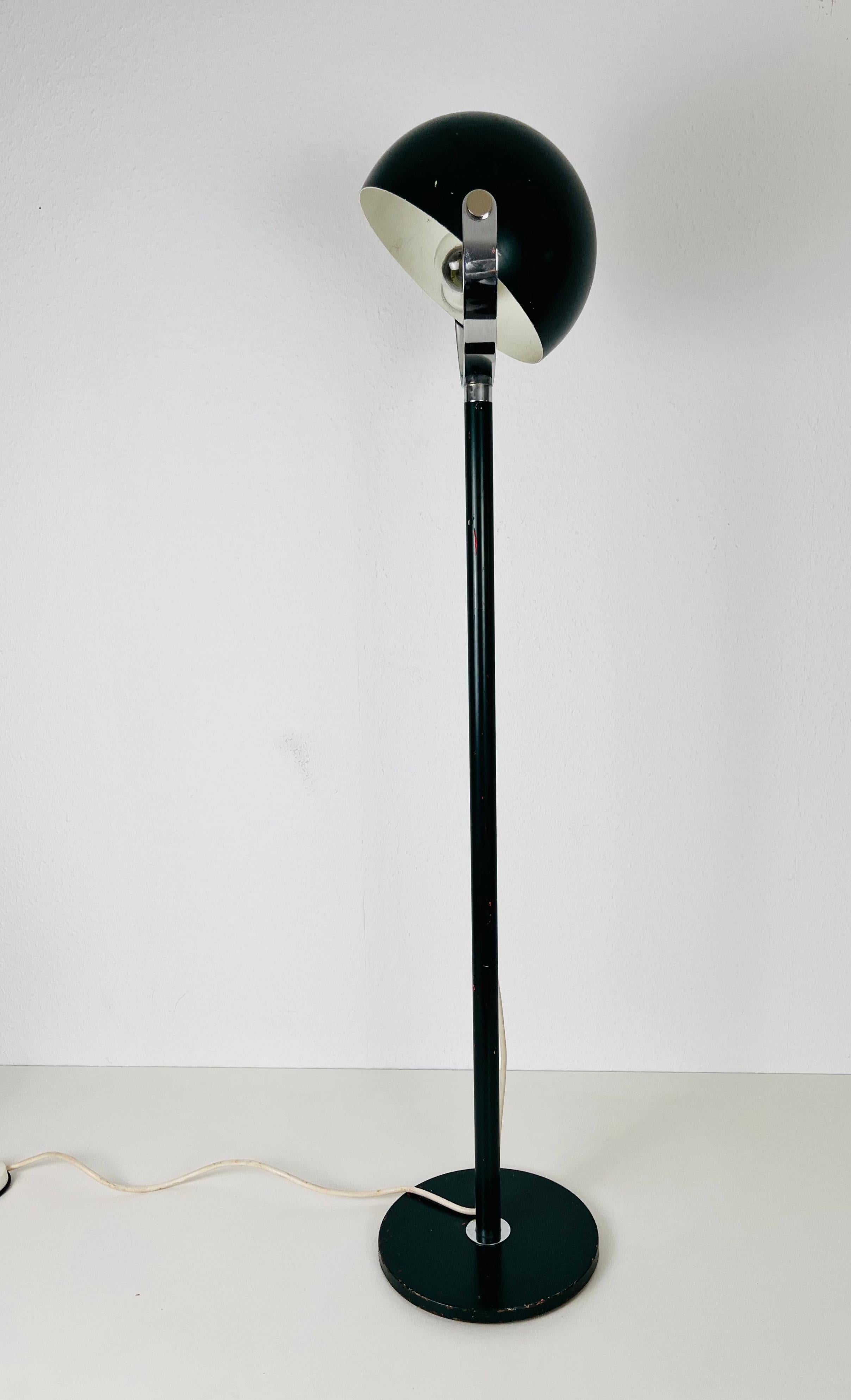 A midcentury floor lamp made in Germany in the 1960s. It is fascinating with its Space Age design and adjustable head. The bottom of the light is made of full metal.

Very good vintage condition. The lighting requires one E27 bulb. Works with both