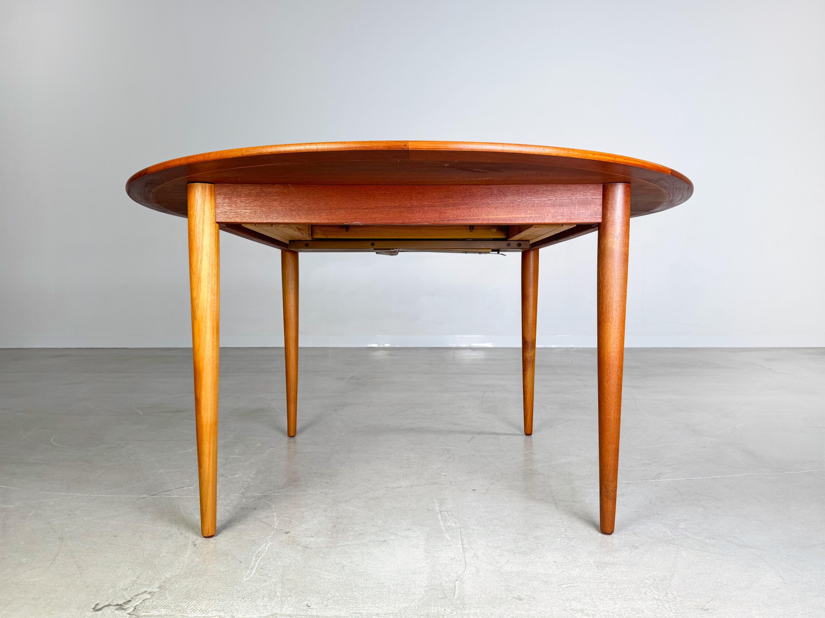 Wir bieten einen wunderschönen Teak Esstisch von Poul Jeppesens Møbelfabrik aus den 1950er Jahren zum Verkauf an. Der Tisch wurde von Grete Jalk entworfen und ist unter der Modellnummer PJ 2-5 bekannt. Leider fehlt eine Einlegeplatte, sodass der
