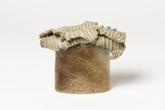 Vaso scultura in ceramica grigio e marrone del Medioevo di Solange Garotte La Borne