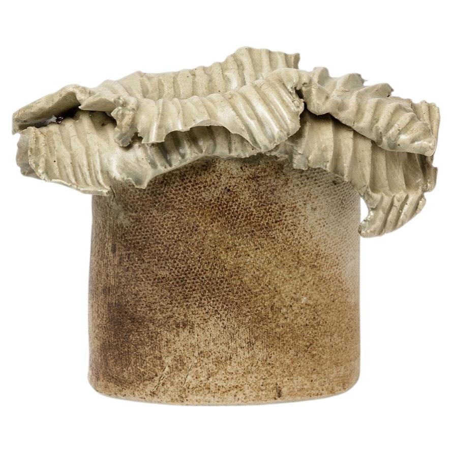 Vaso scultura in ceramica grigio e marrone del Medioevo di Solange Garotte La Borne