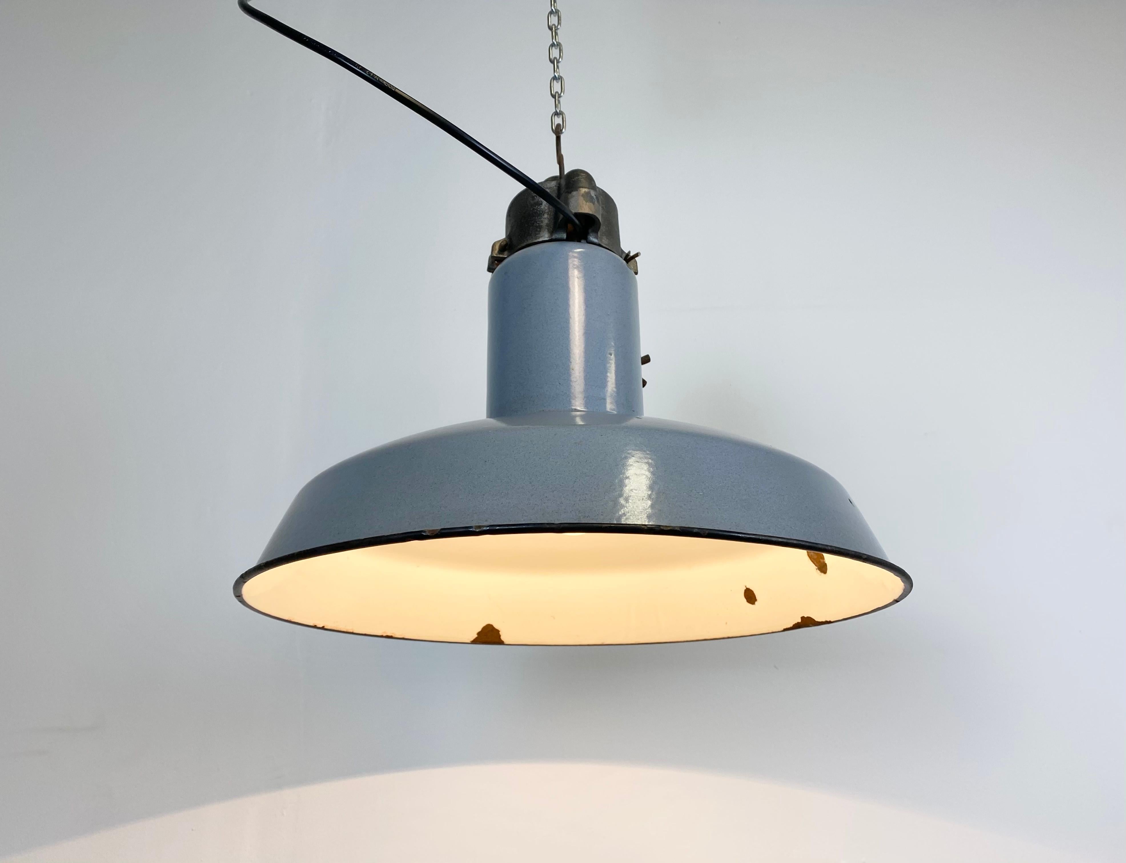 Midcentury Grey Enamel Industrial Ceiling Lamp, 1950s For Sale 4