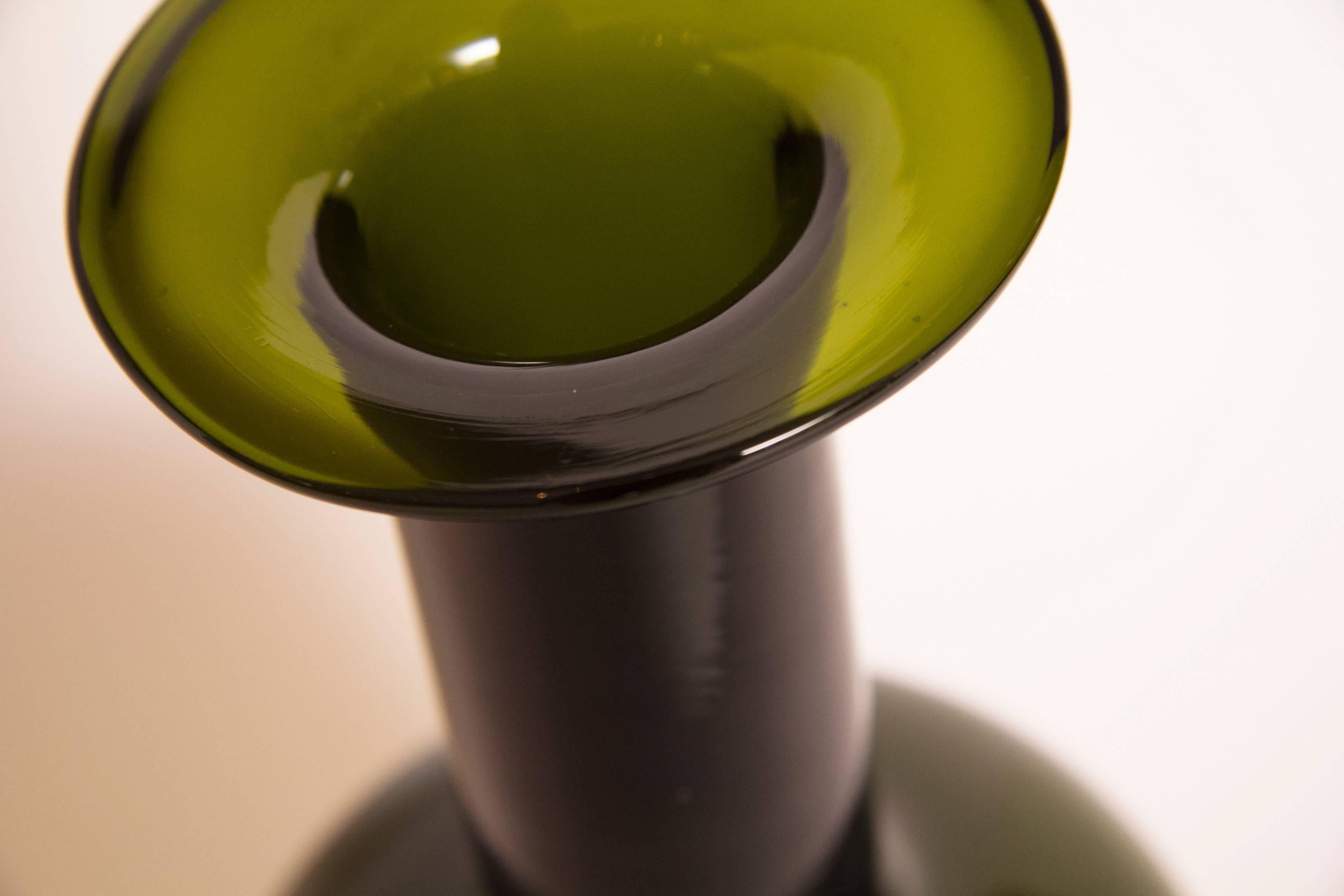 Midcentury Glass vase.
Midcentury Large dark green gulvase designed by Otto Brauer for Holmegaard.
Measure: H 31 cm x W 13 cm x D 13 cm
Danish, circa 1960.