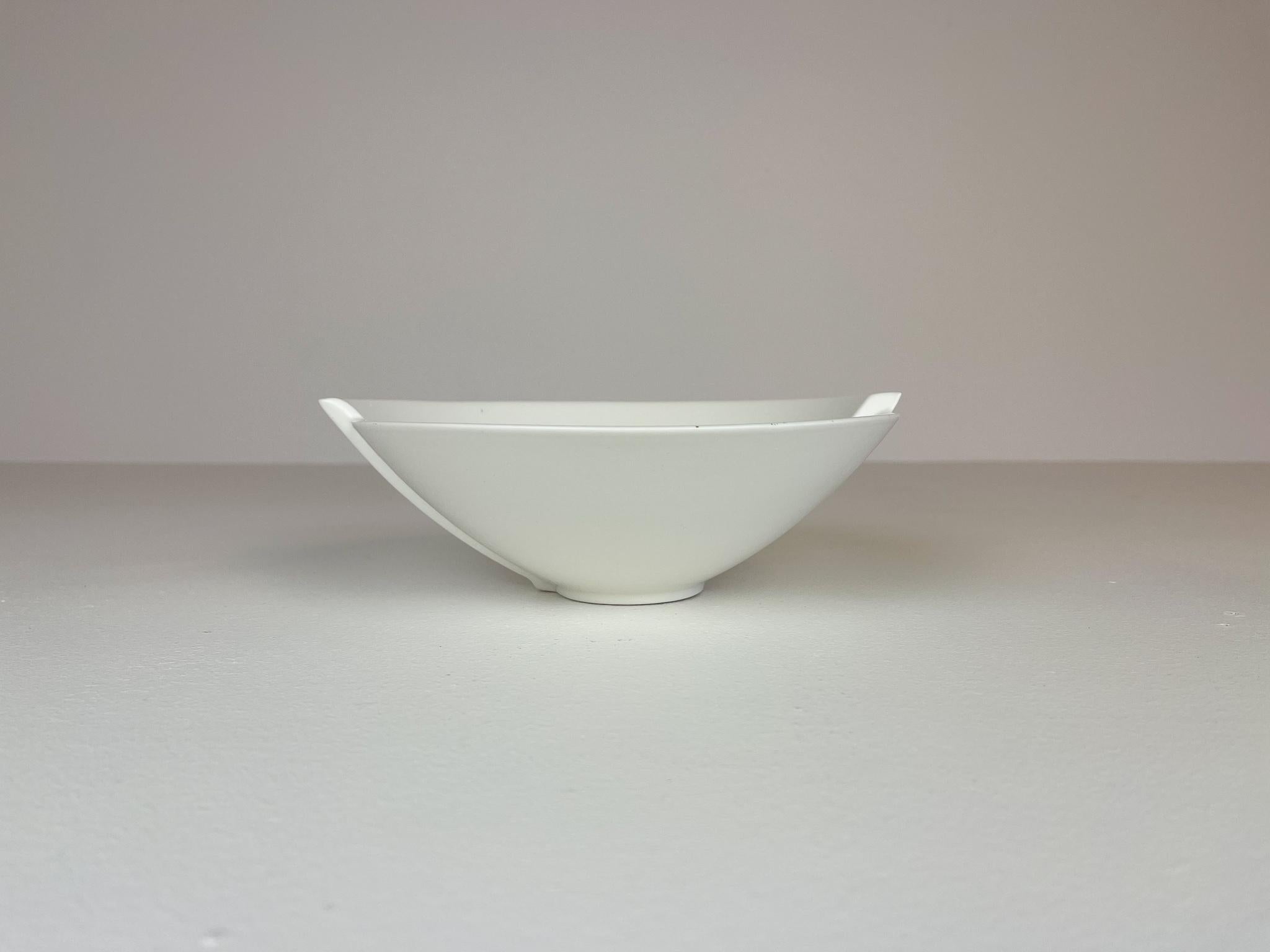 This abstract matt white stoneware bowl model was named Surrea (surreal) and designed by Wilhelm Kåge in the 1950s and manufactured at Gustavsberg, Sweden.

Not signed in bottom, signs of use under bowl.