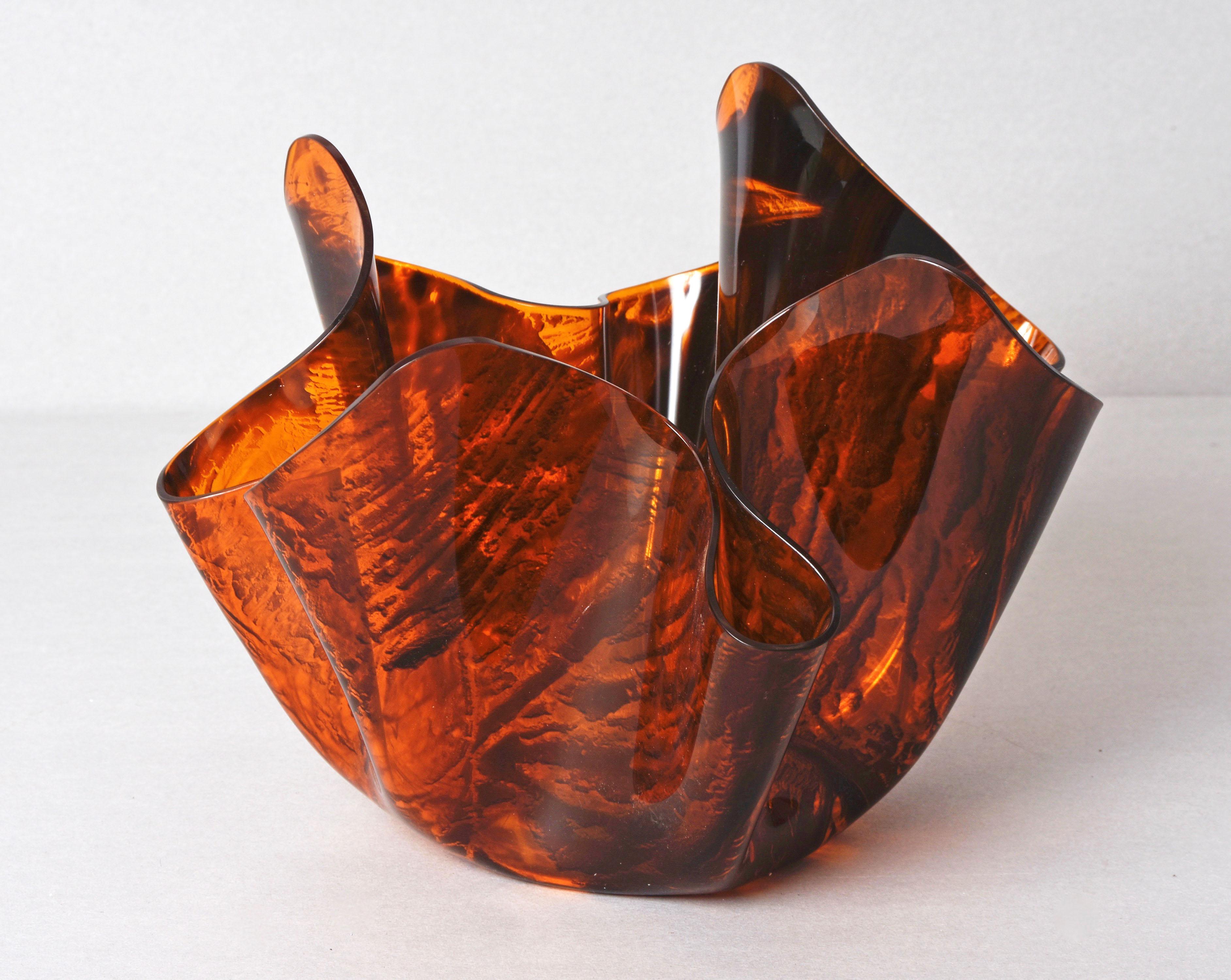 Magnificent centrepieces in tortoiseshell with Lucite effect. This amazing item was produced in Recanati, Italy, during the 1980s by Guzzini, the most representative Italian brand for homeware.

This midcentury centrepiece has an elegant napkin
