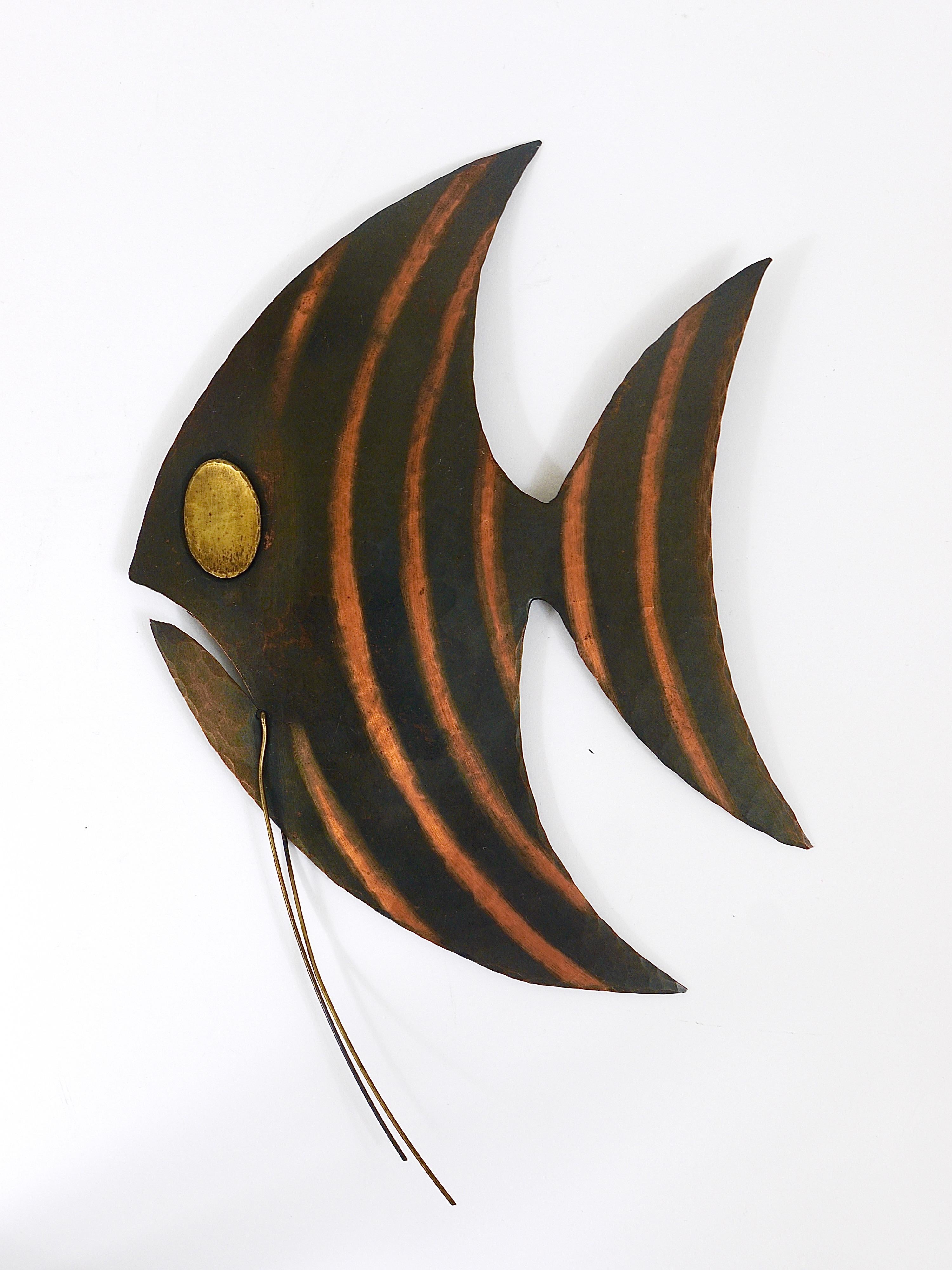 Midcentury Hammered Angel Fish Wall Plaque Sculpture, Copper, Austria, 1950s In Good Condition For Sale In Vienna, AT
