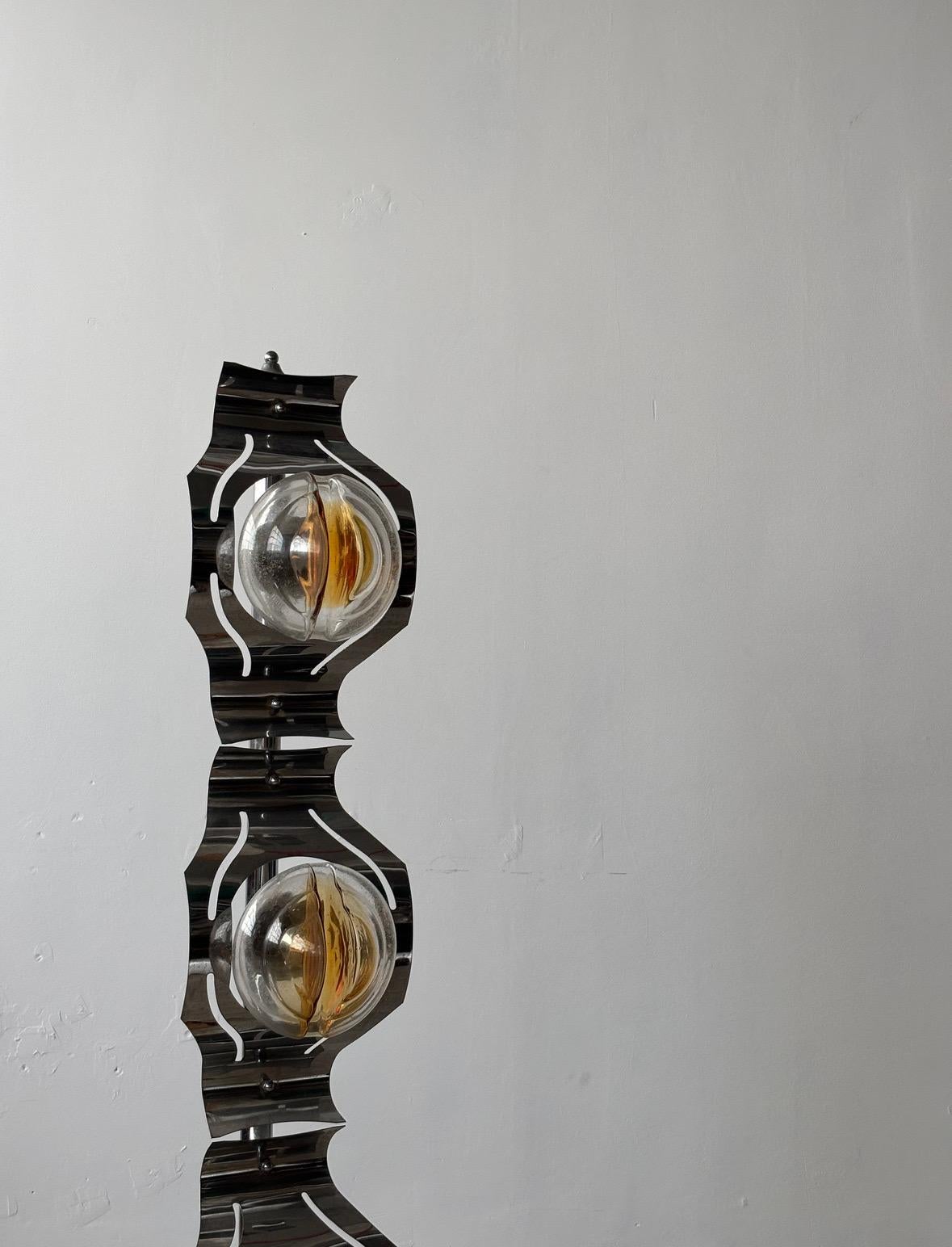 Ce remarquable lampadaire Midcentury, fabriqué dans l'Italie des années 1970, est un exemple raffiné de l'élégance audacieuse et de l'artisanat de l'époque. Dotée de trois abat-jours en verre soufflé à la main, chacun formé de manière unique avec