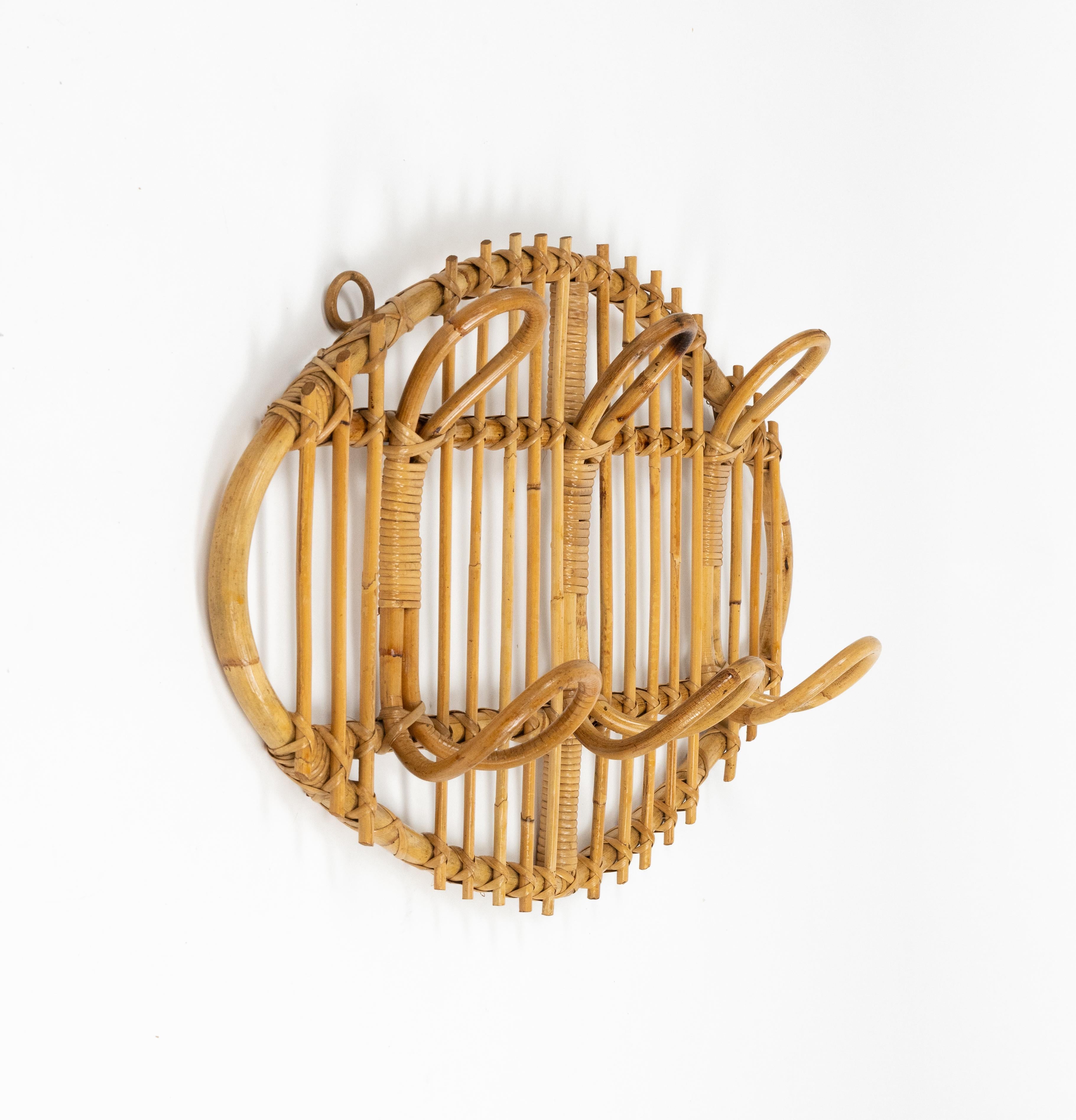 Appendiabiti da parete ovale in bambù e rattan, composto da tre ganci doppi. 

Prodotto in Italia negli anni '1960.

La semplice eleganza delle linee, unita alle ottime condizioni, rende questo articolo perfetto per un progetto di ingresso di metà
