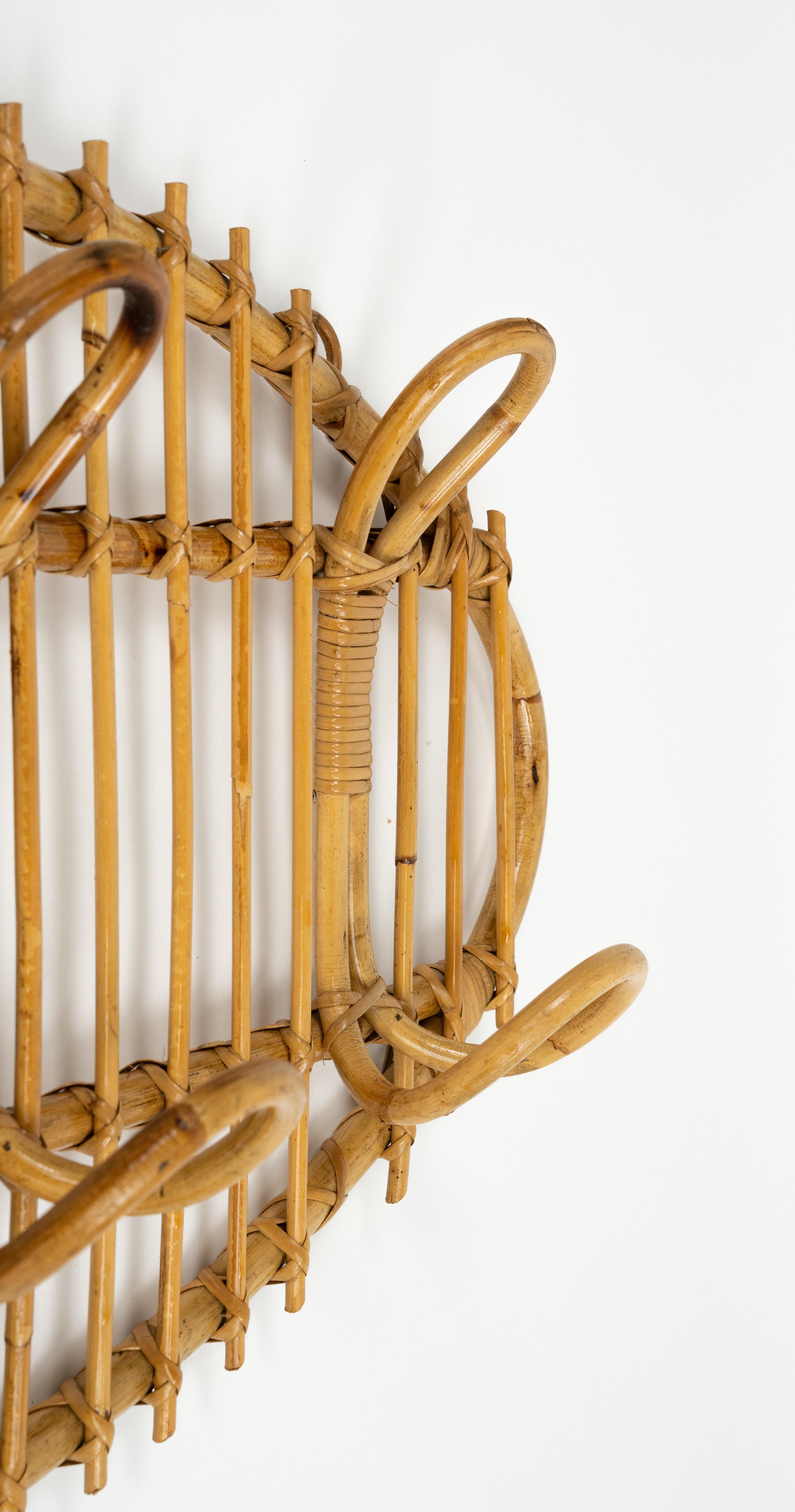 Fatto a mano Appendiabiti ovale da parete in bambù e rattan del Medioevo, Italia 1960 in vendita