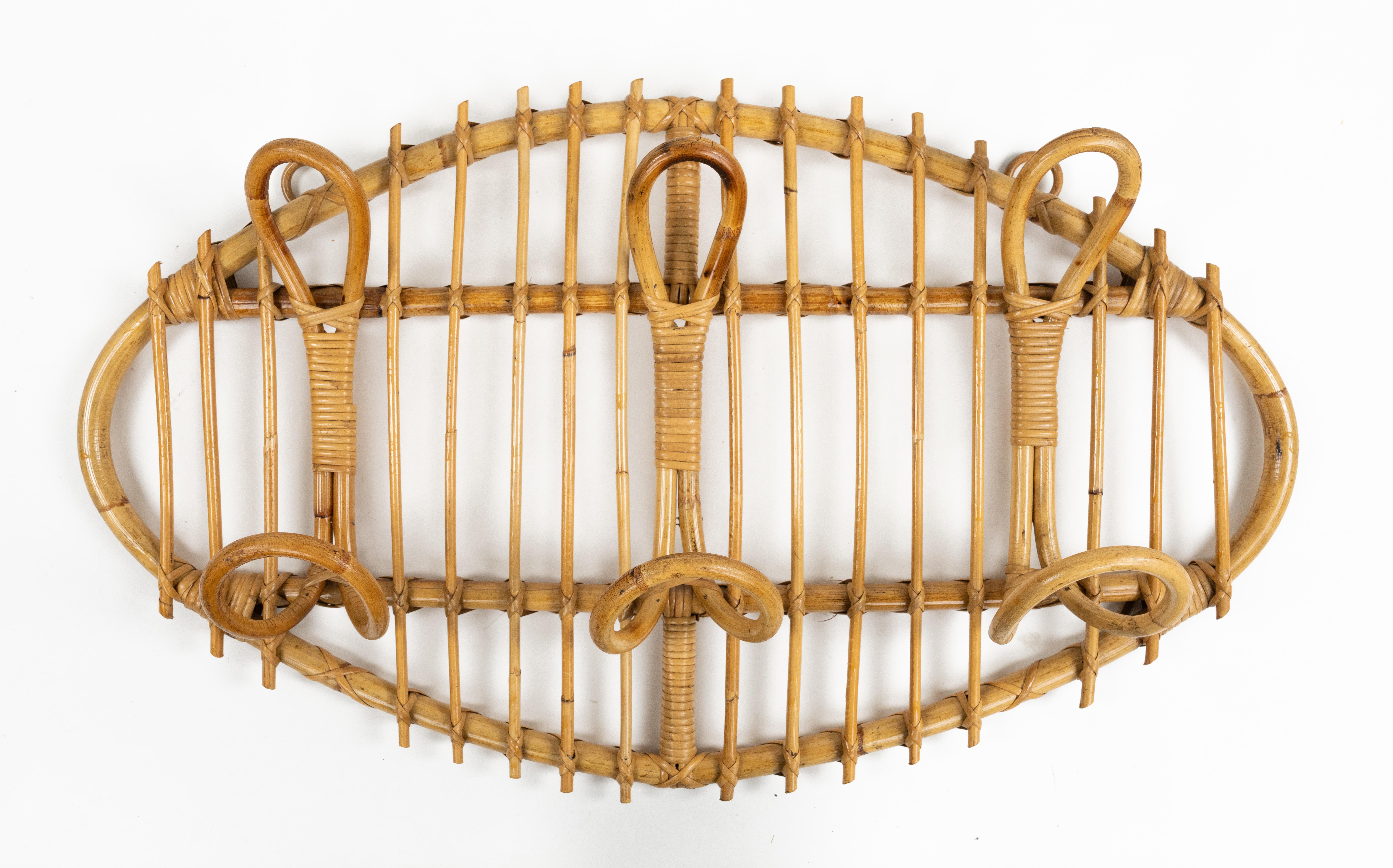 Appendiabiti ovale da parete in bambù e rattan del Medioevo, Italia 1960 In condizioni buone in vendita a Rome, IT