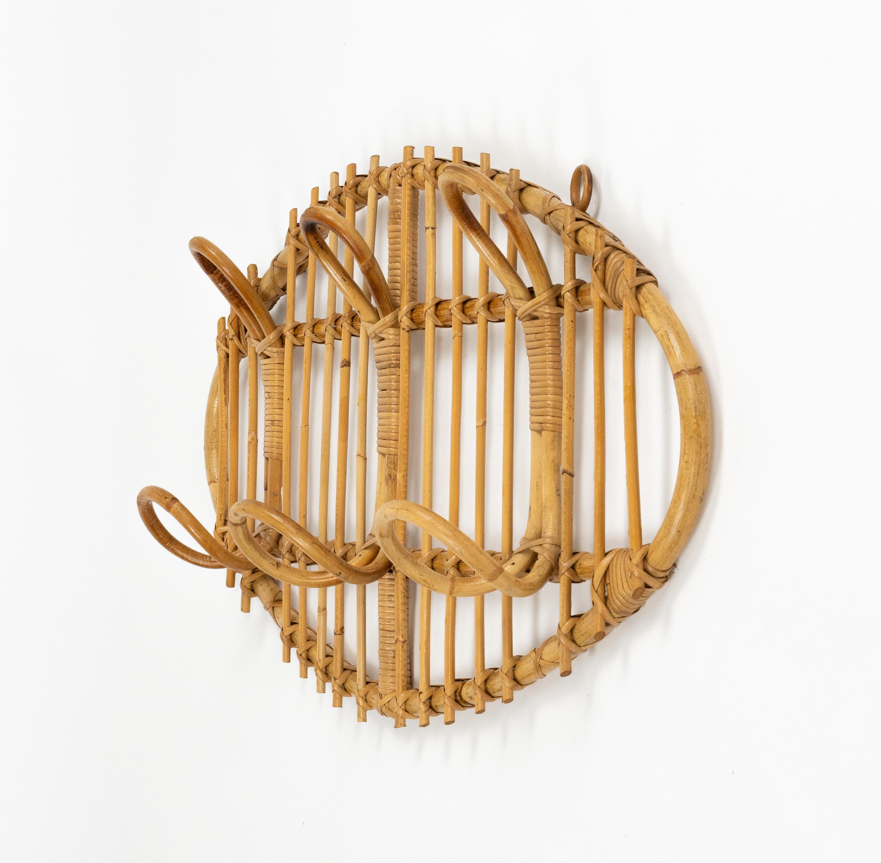 Metà XX secolo Appendiabiti ovale da parete in bambù e rattan del Medioevo, Italia 1960 in vendita