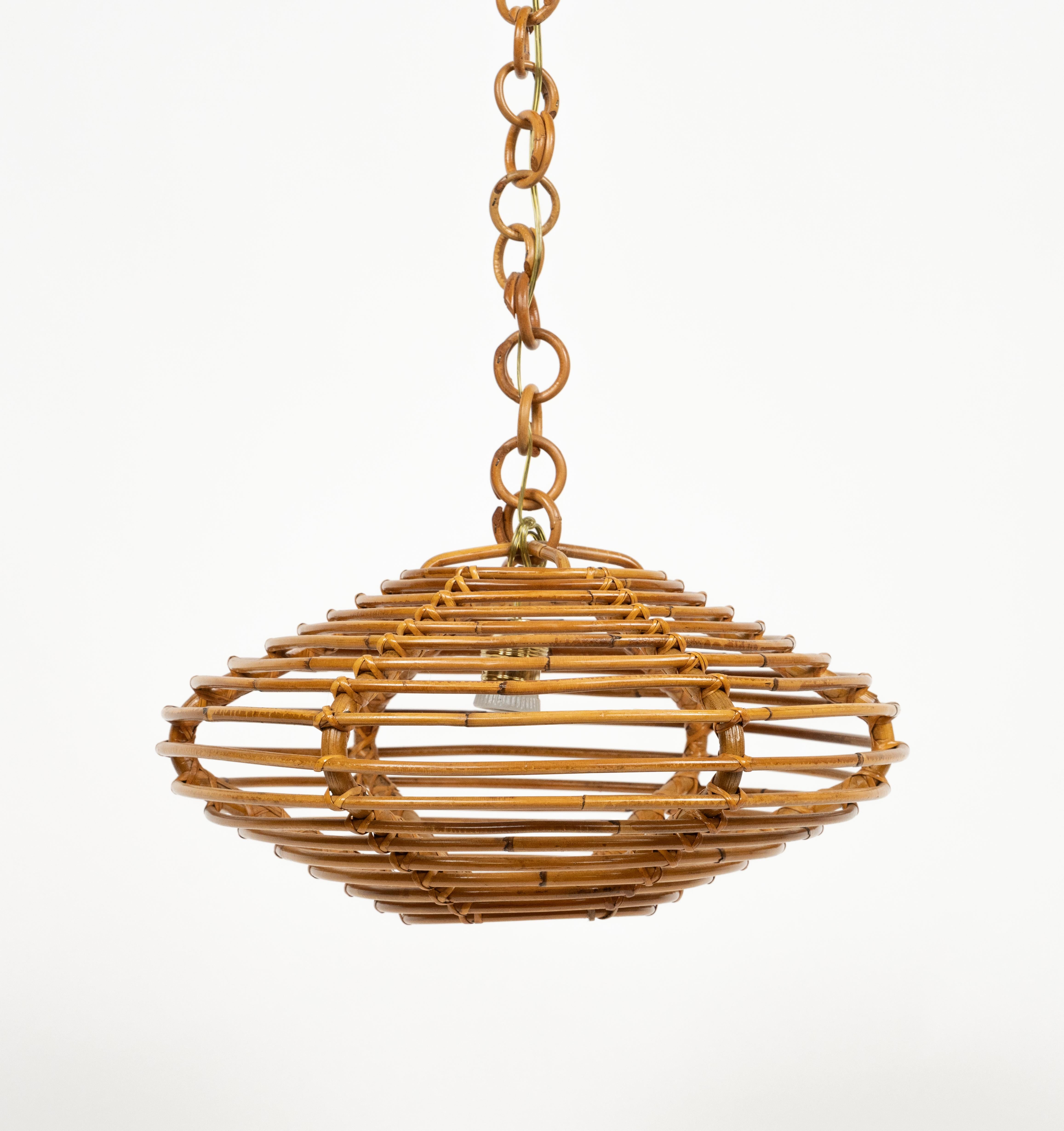 Handgefertigter Rattan-Kronleuchter im Louis Sognot-Stil aus der Mitte des Jahrhunderts, Italien 1960er Jahre (Italienisch) im Angebot