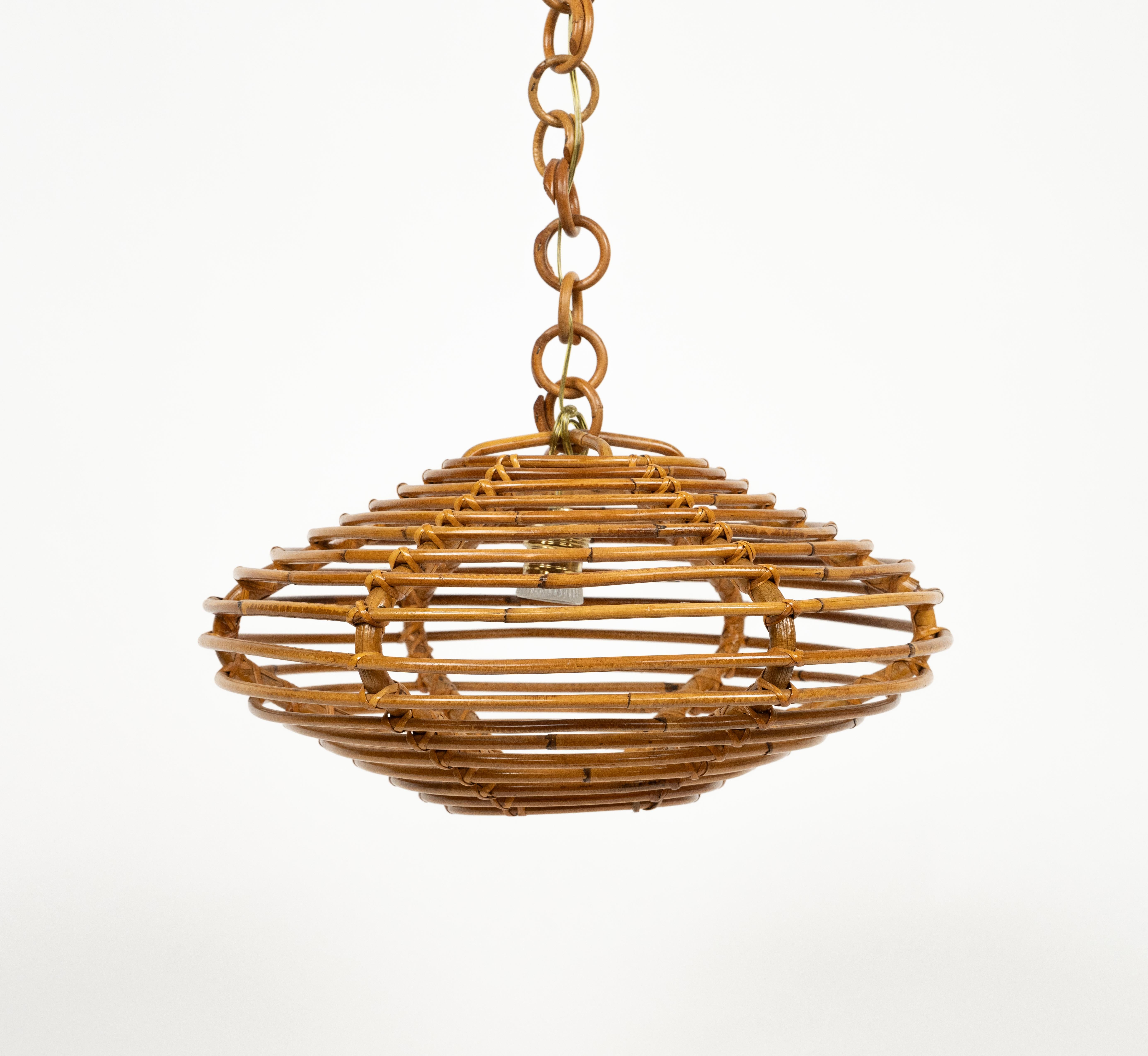 Handgefertigter Rattan-Kronleuchter im Louis Sognot-Stil aus der Mitte des Jahrhunderts, Italien 1960er Jahre (Korbweide) im Angebot