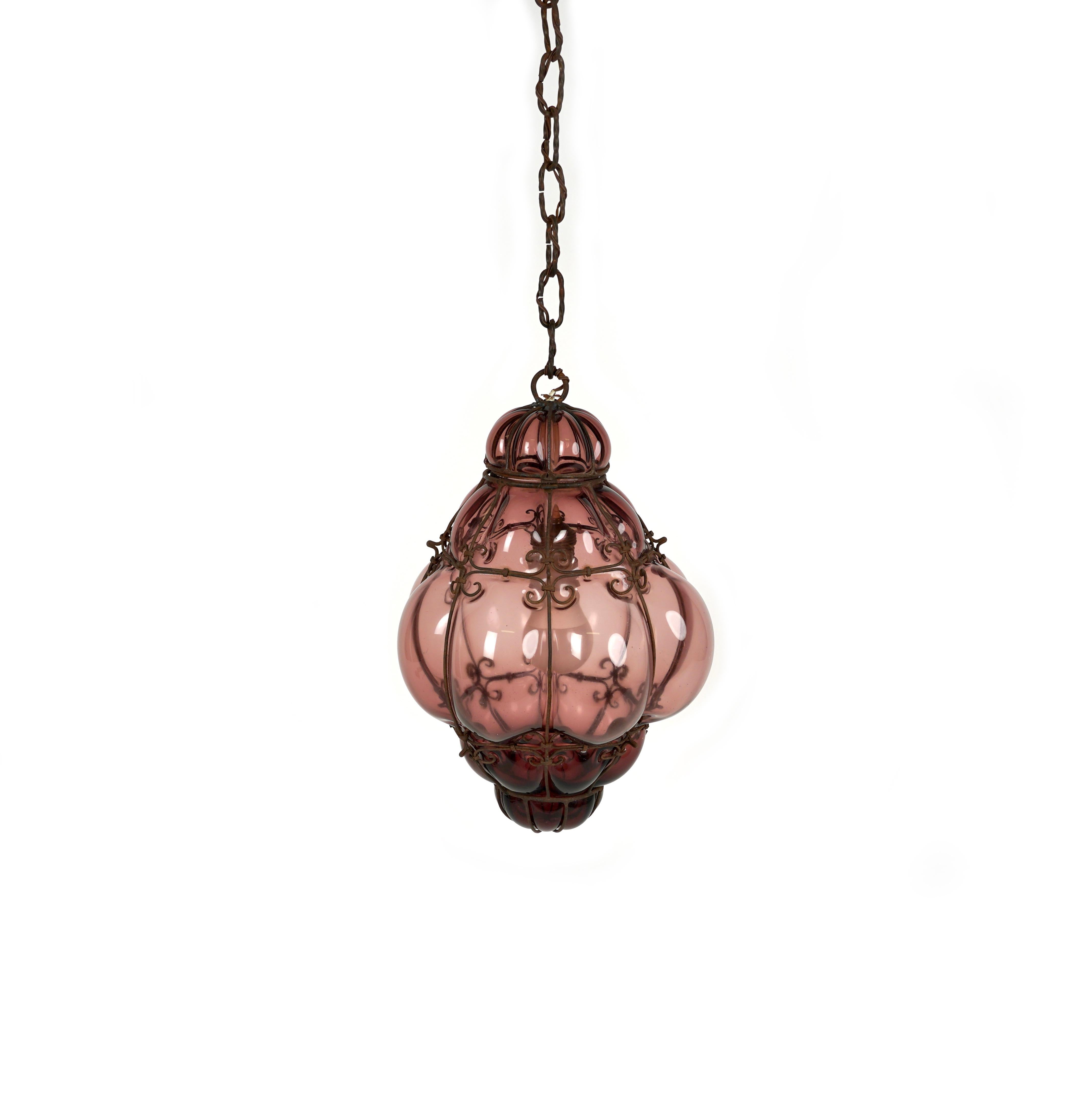 Midcentury beautiful pendant light in dust purple colored murano handblown glass surrounded by a metal cage by the master Venetian Glass Blower Seguso. 

Made in Italy in the 1940s. 

Perfect to hang over your kitchen bench, dining room table or