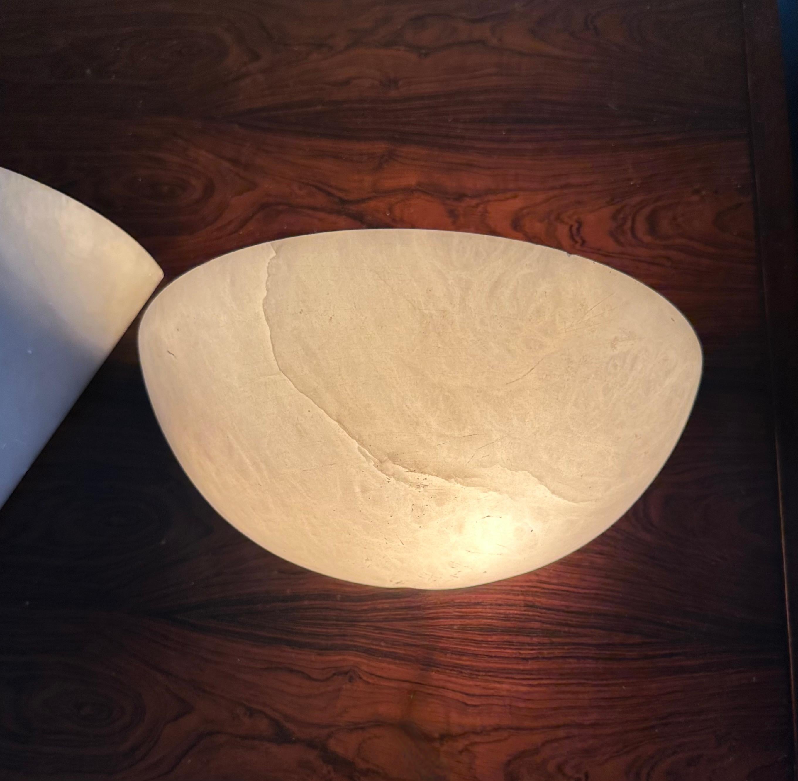 Coppia di lampade da parete in alabastro in stile Art Déco del Midcentury, realizzate a mano in vendita 4