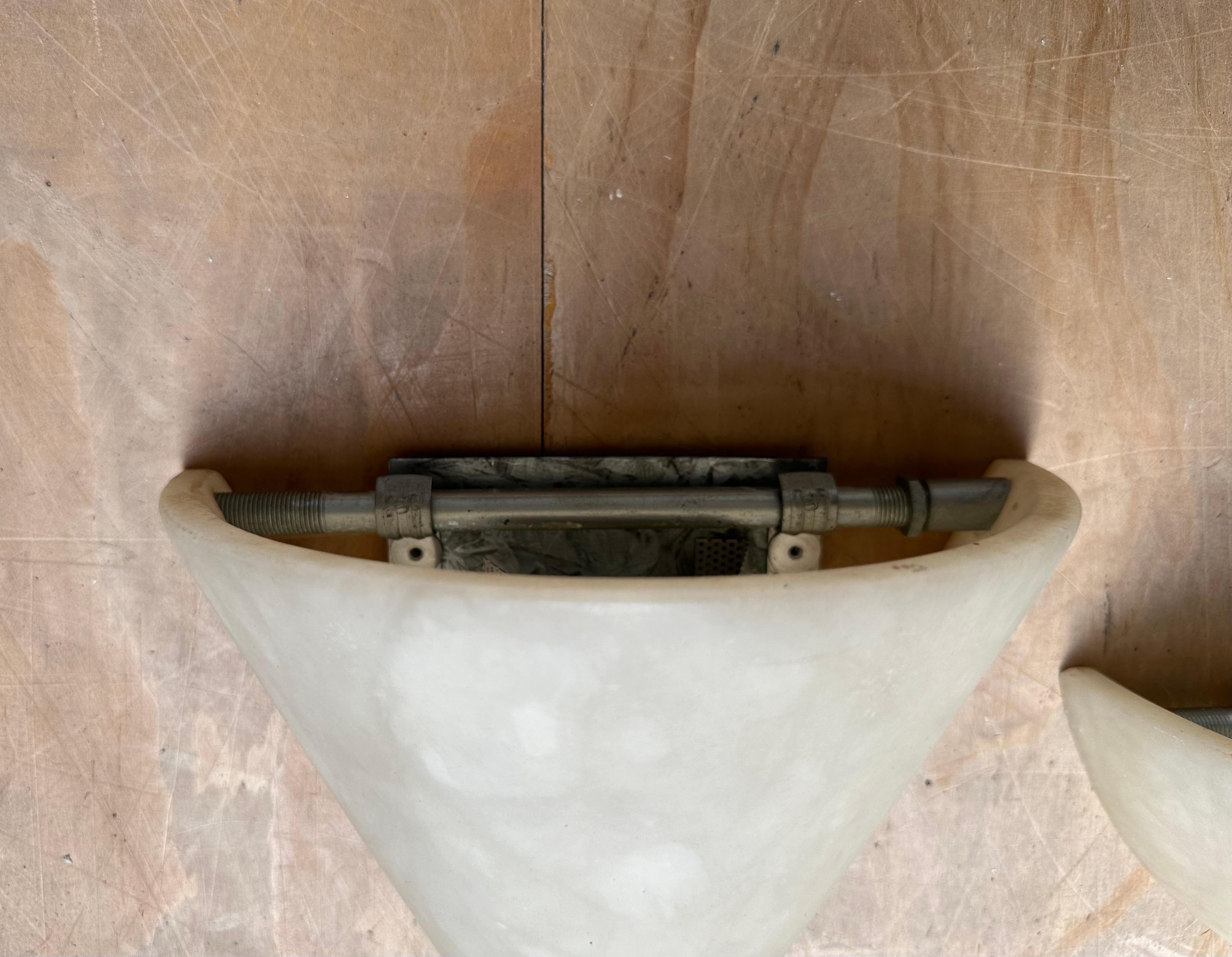 Coppia di lampade da parete in alabastro in stile Art Déco del Midcentury, realizzate a mano in vendita 8