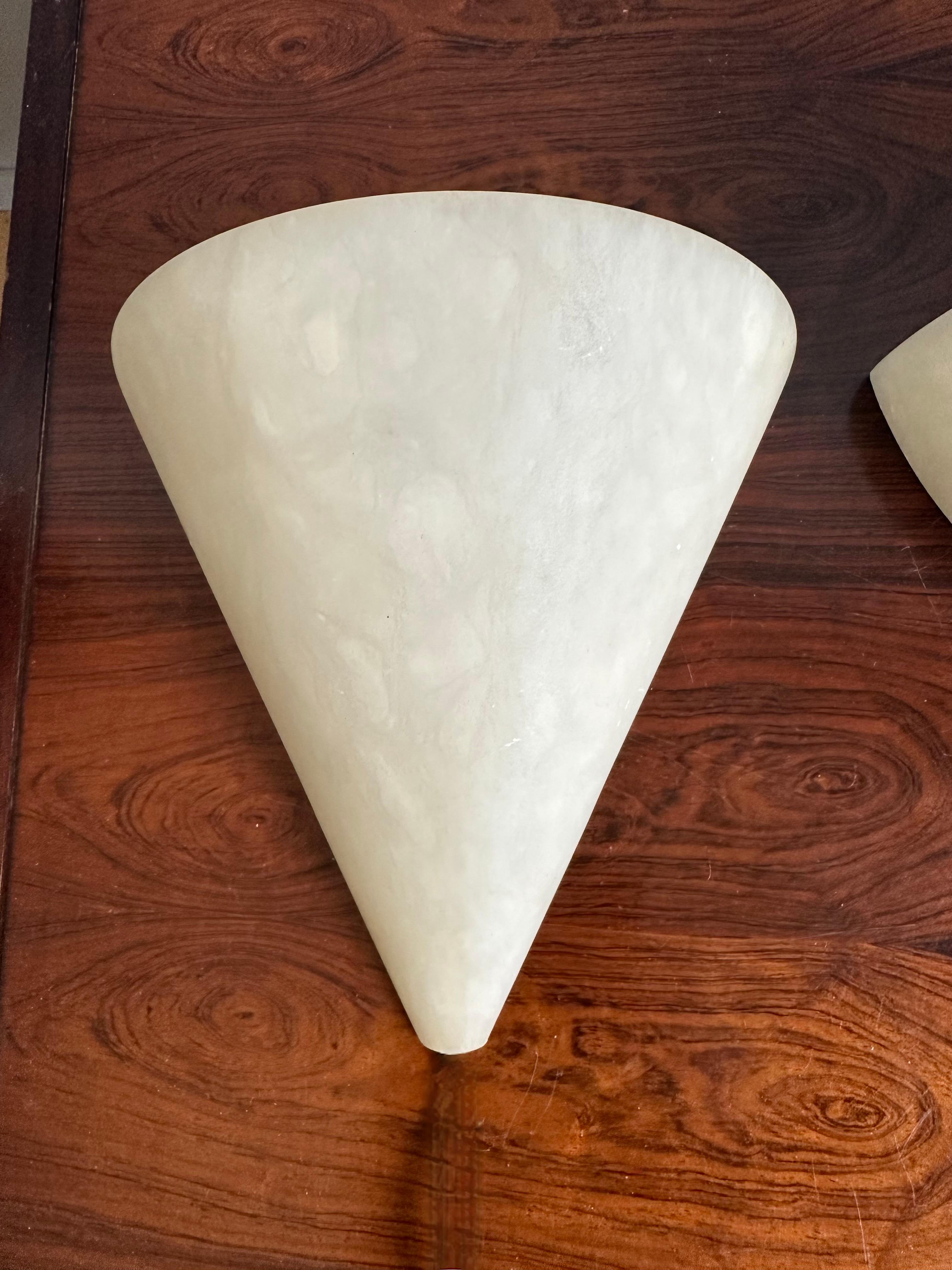 Europeo Coppia di lampade da parete in alabastro in stile Art Déco del Midcentury, realizzate a mano in vendita