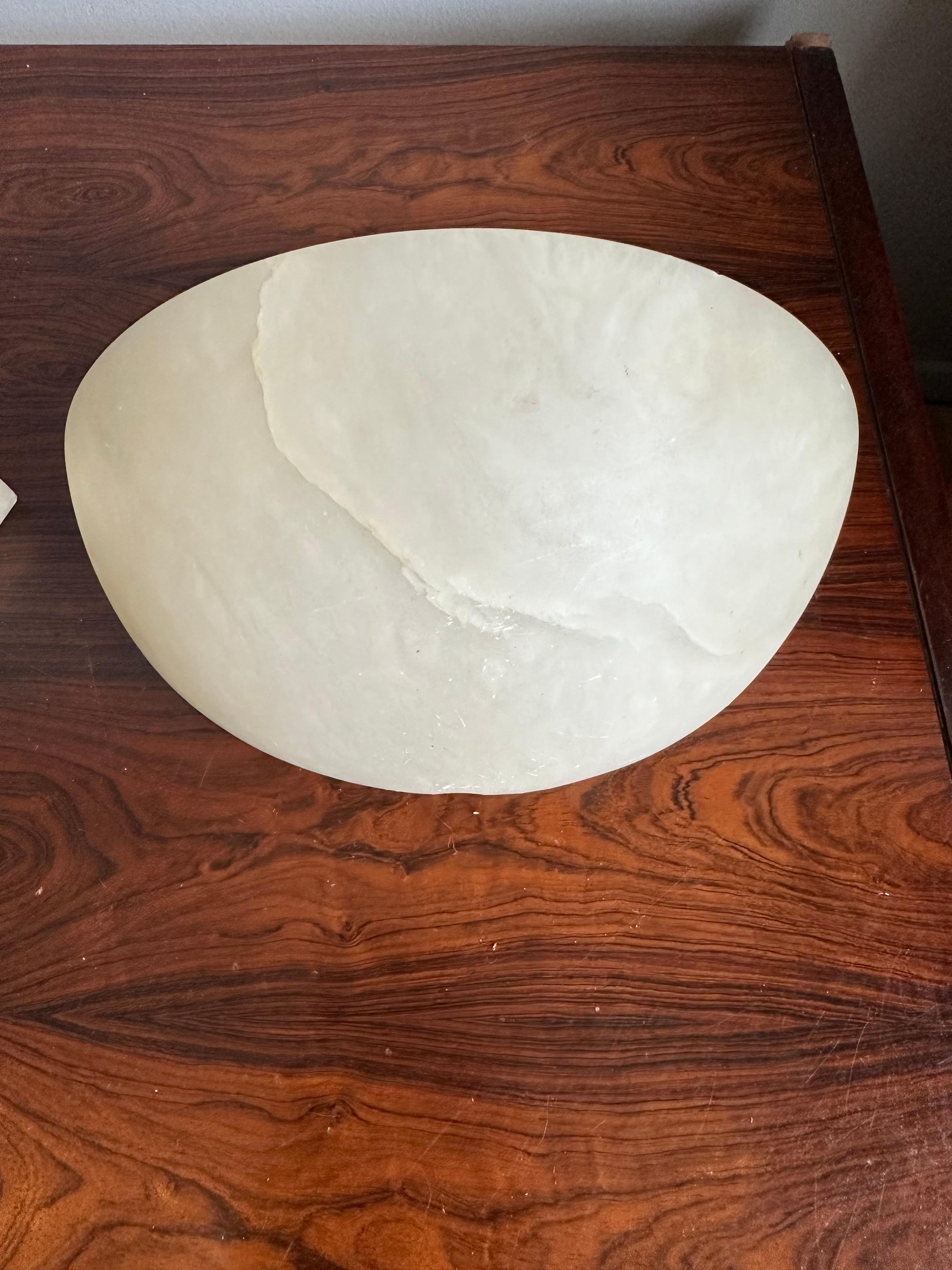 Intagliato a mano Coppia di lampade da parete in alabastro in stile Art Déco del Midcentury, realizzate a mano in vendita