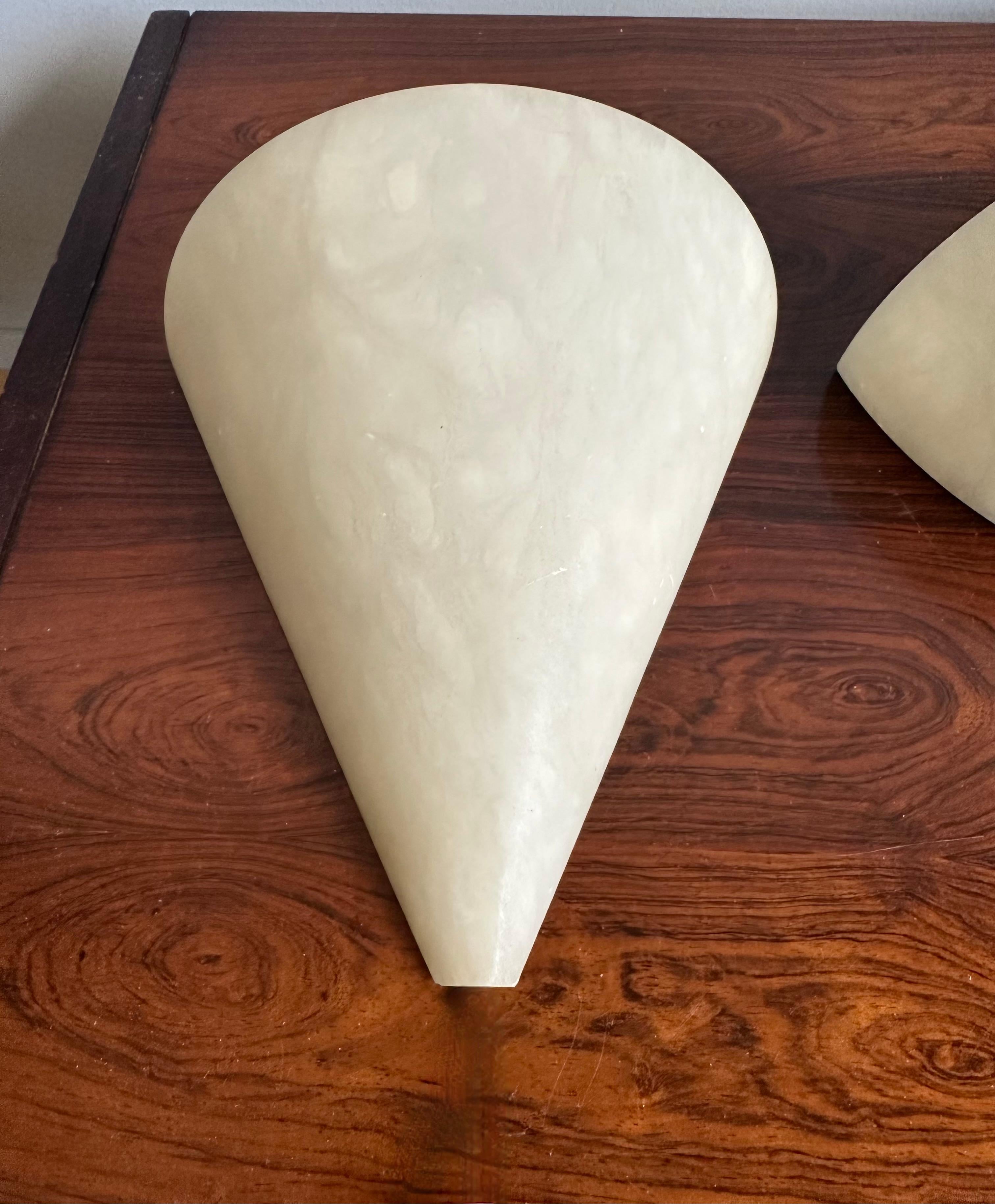 XX secolo Coppia di lampade da parete in alabastro in stile Art Déco del Midcentury, realizzate a mano in vendita