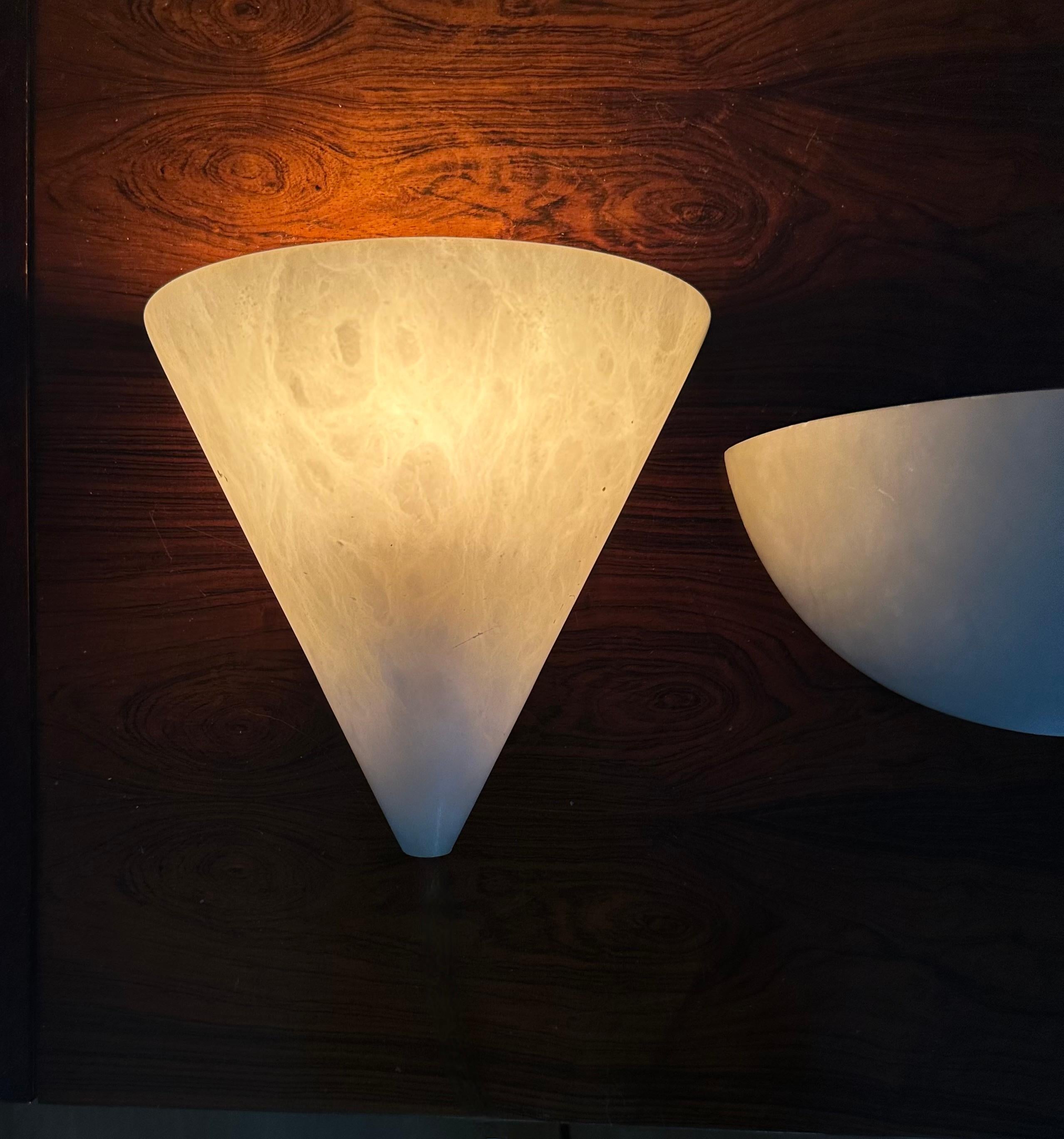 Metallo Coppia di lampade da parete in alabastro in stile Art Déco del Midcentury, realizzate a mano in vendita
