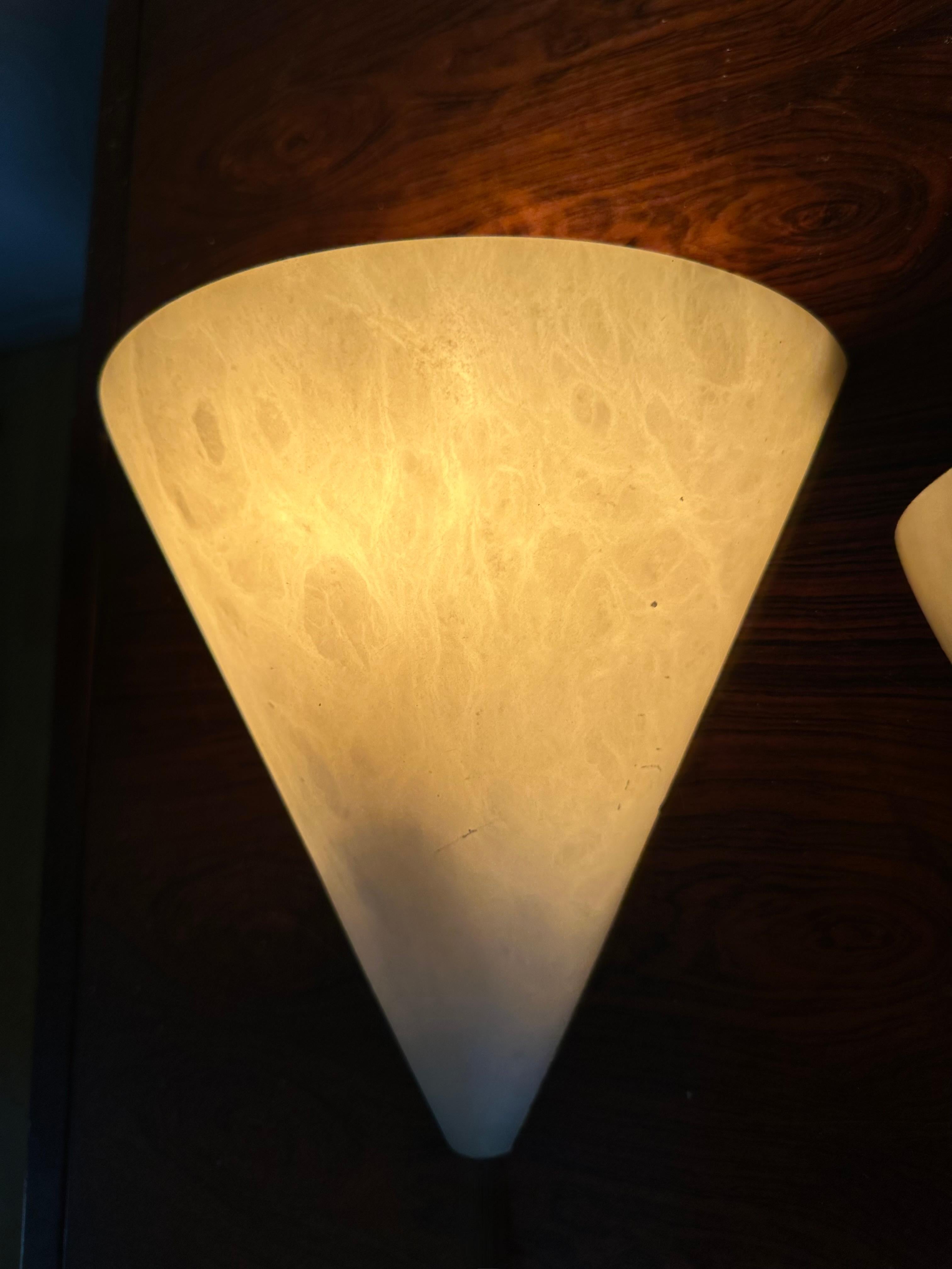 Coppia di lampade da parete in alabastro in stile Art Déco del Midcentury, realizzate a mano in vendita 1