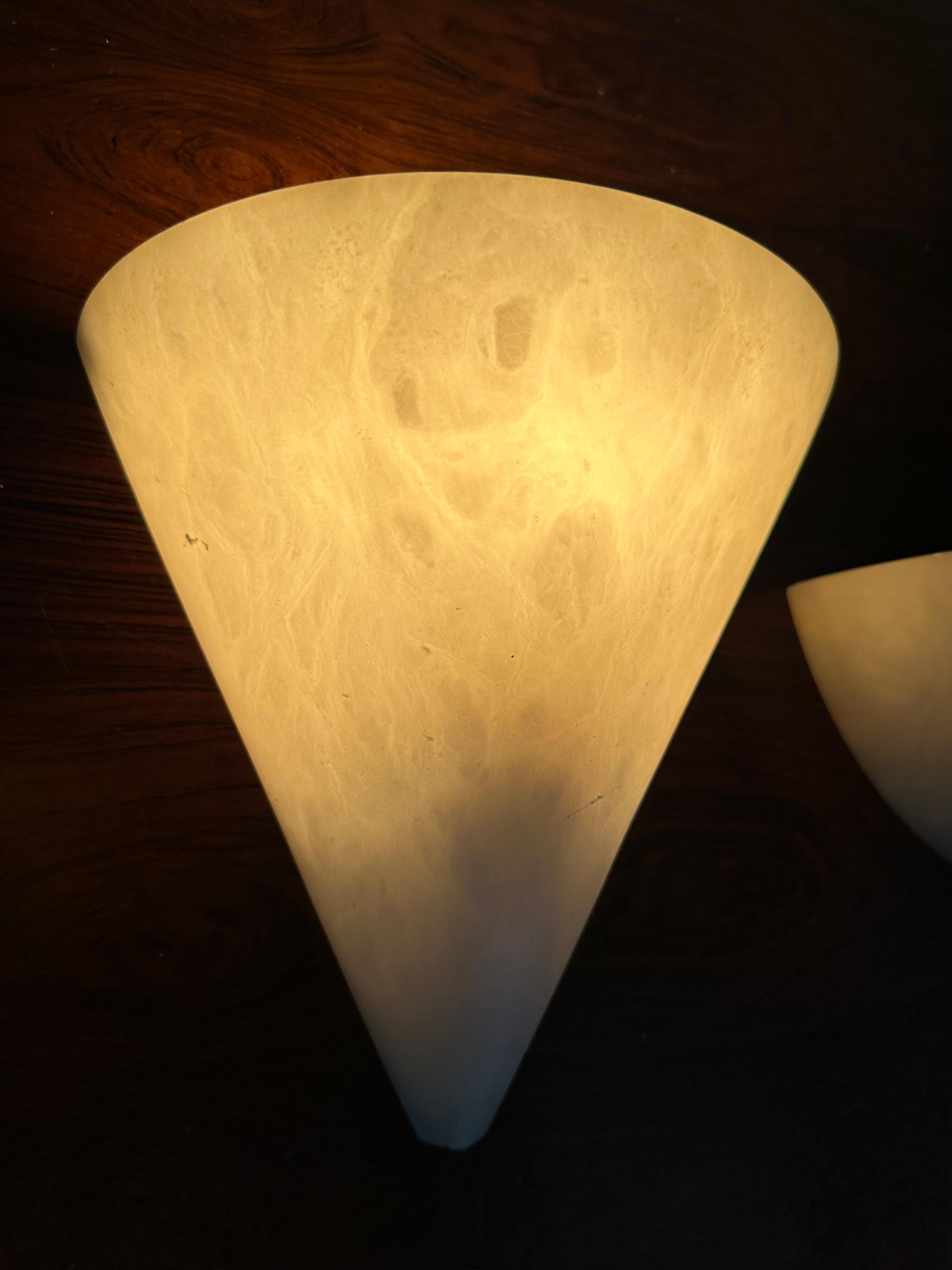 Coppia di lampade da parete in alabastro in stile Art Déco del Midcentury, realizzate a mano in vendita 2