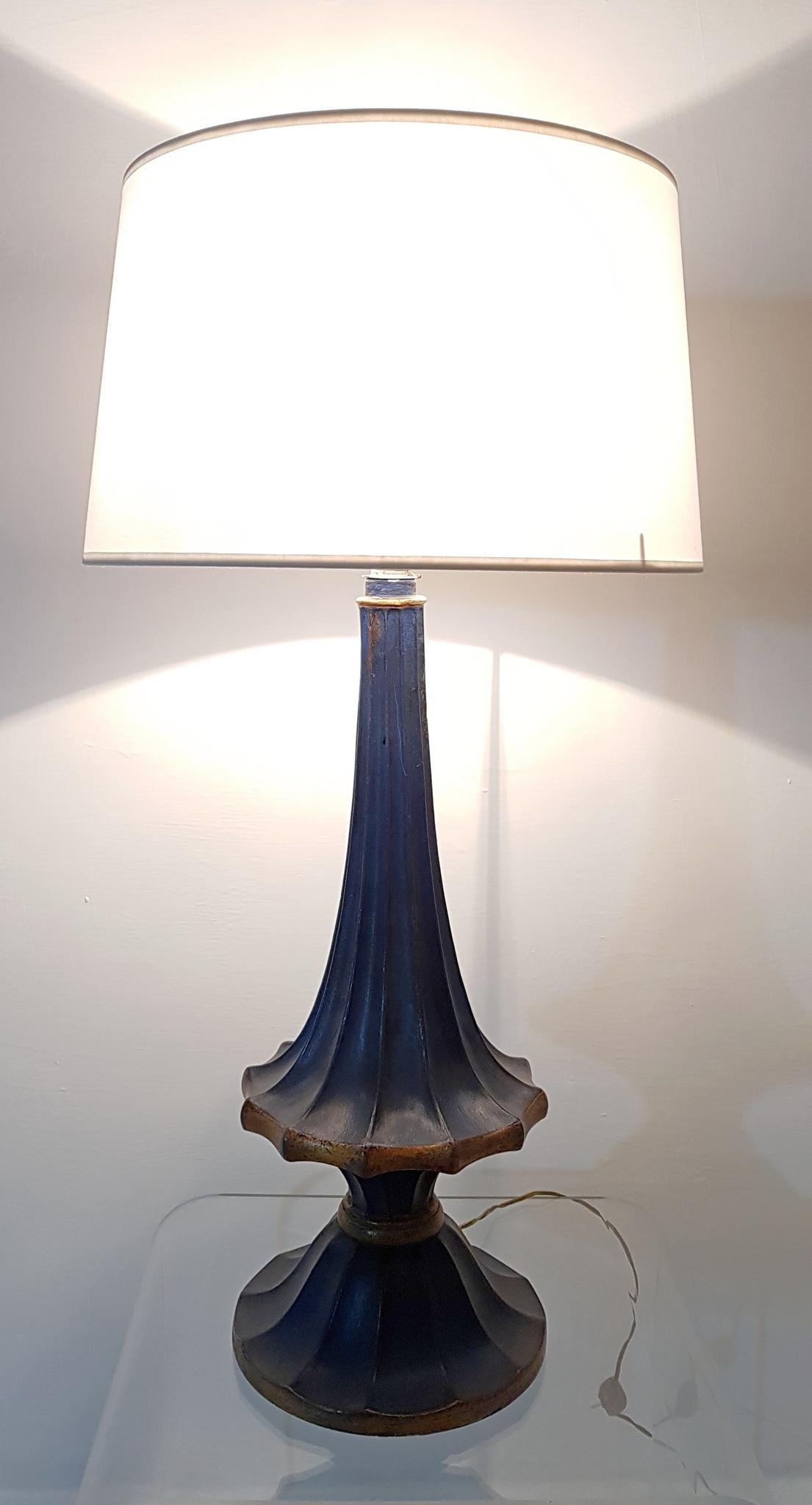 Außergewöhnliche Tischlampe aus Keramik in Kobaltblau und Gold mit weißem Lampenschirm aus Baumwolle. Darunter die Aufschrift 
