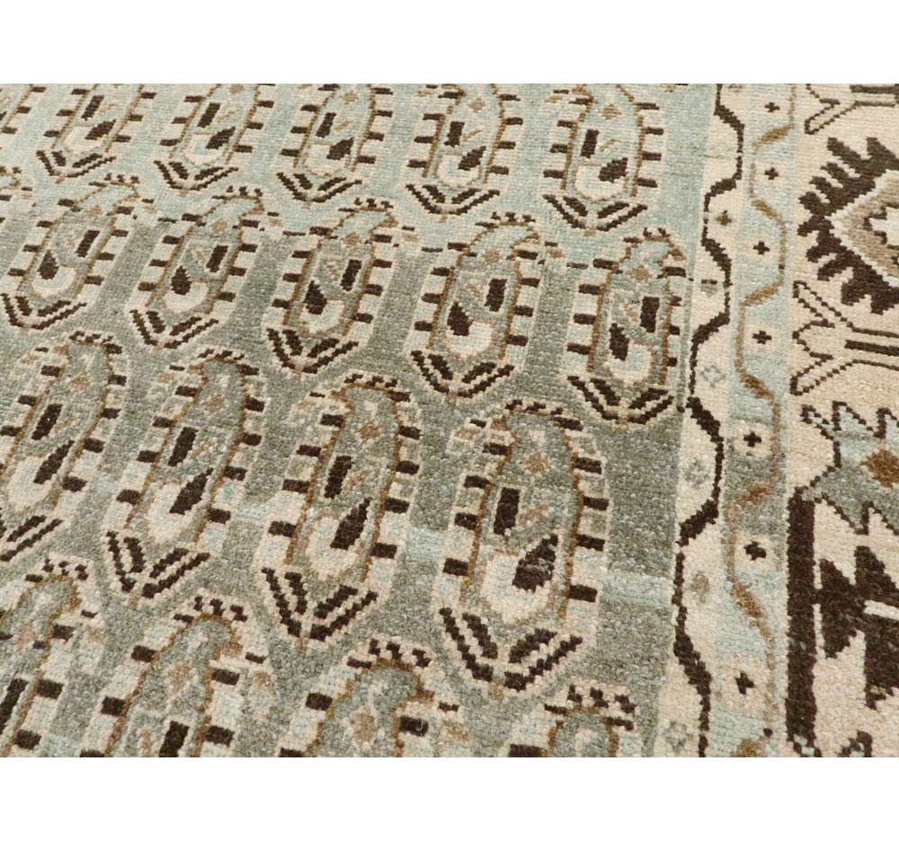 Tappeto persiano di metà secolo fatto a mano in blu ardesia, beige e marrone In condizioni buone in vendita a New York, NY