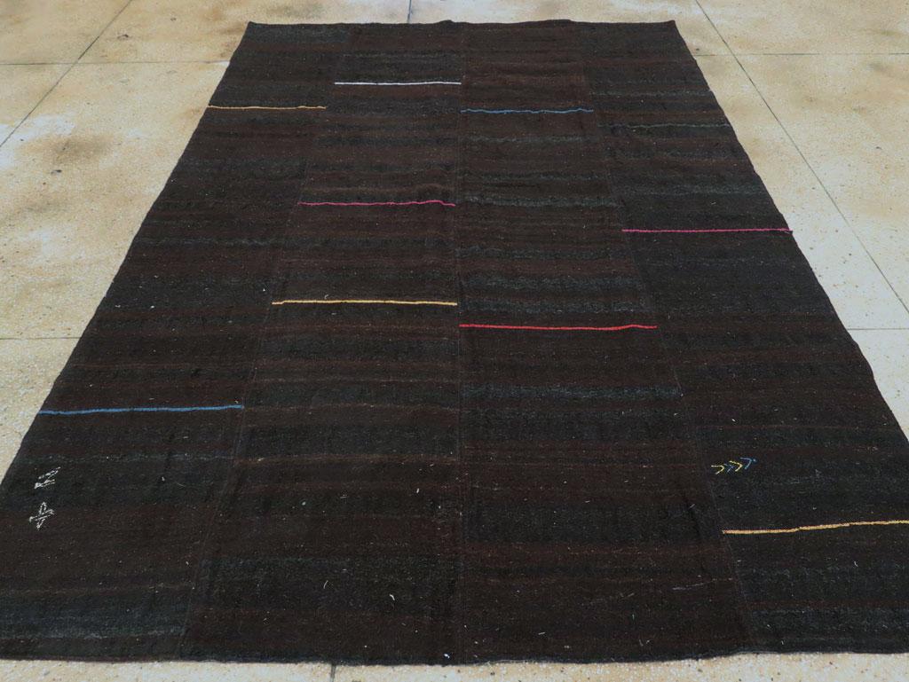 Zeitgenössischer handgefertigter persischer Flachgewebe-Akzent-Teppich in Dunkelbraun (Persisch) im Angebot