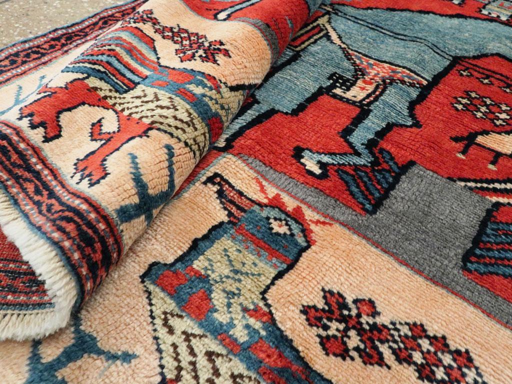 Handgefertigter persischer Bildteppich aus der Mitte des Jahrhunderts in Rot und Blau-Grau im Angebot 2