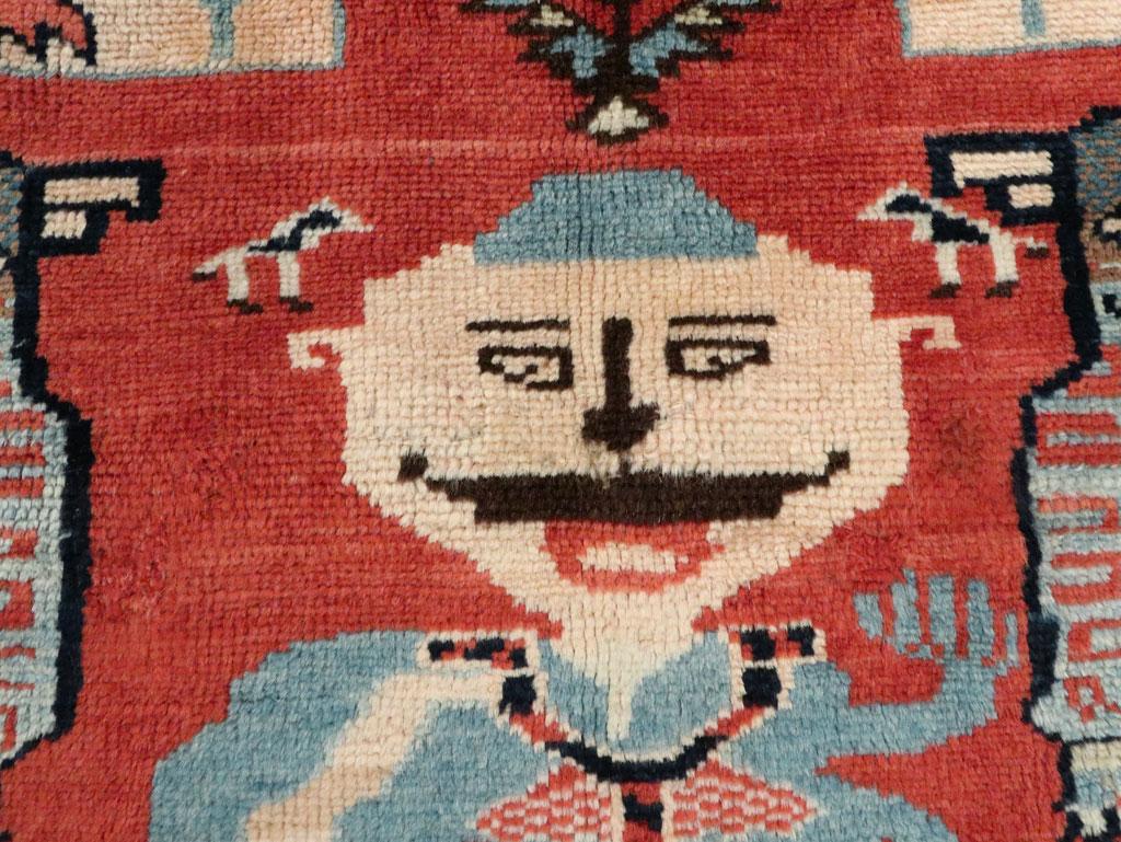 Handgefertigter persischer Bildteppich aus der Mitte des Jahrhunderts in Rot und Blau-Grau (Handgeknüpft) im Angebot