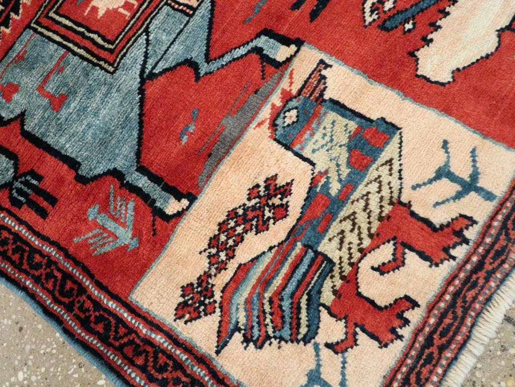 Handgefertigter persischer Bildteppich aus der Mitte des Jahrhunderts in Rot und Blau-Grau im Angebot 1