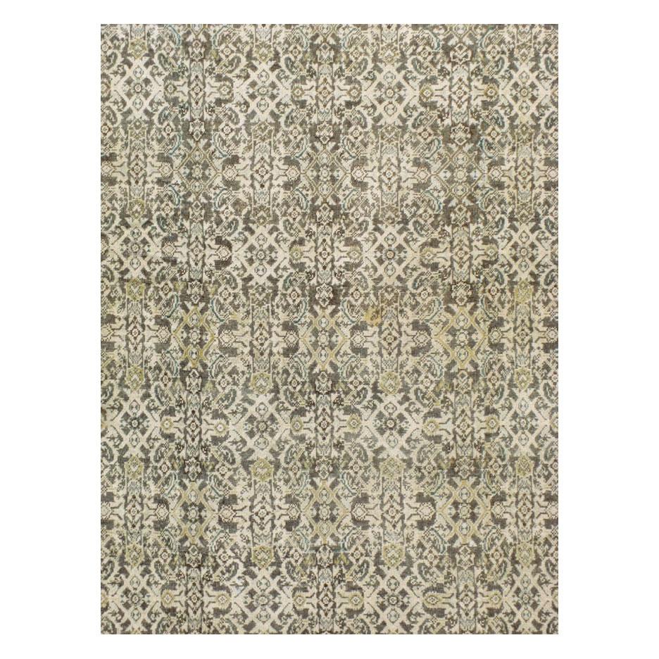Tapis persan vintage de taille normale Mahal, fabriqué à la main au milieu du 20e siècle, avec un motif Herati classique en gris-brun, des touches de sarcelle et une bordure beige clair.