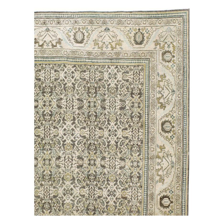 Perse Tapis persan du milieu du siècle fait à la main dans des tons neutres de terre en vente