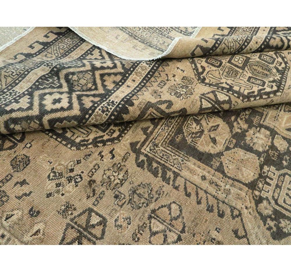 Tapis persan du milieu du siècle:: fait à la main et influencé par des tapis caucasiens tribaux en vente 2
