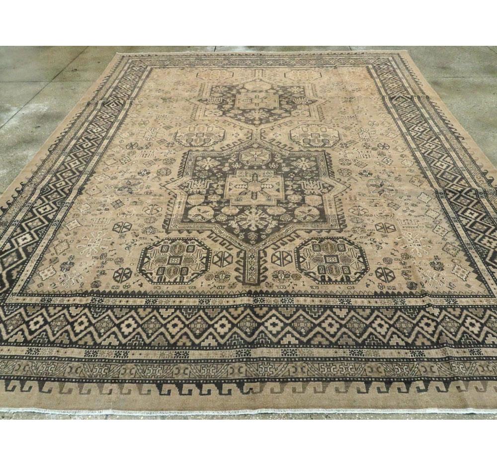 Noué à la main Tapis persan du milieu du siècle:: fait à la main et influencé par des tapis caucasiens tribaux en vente
