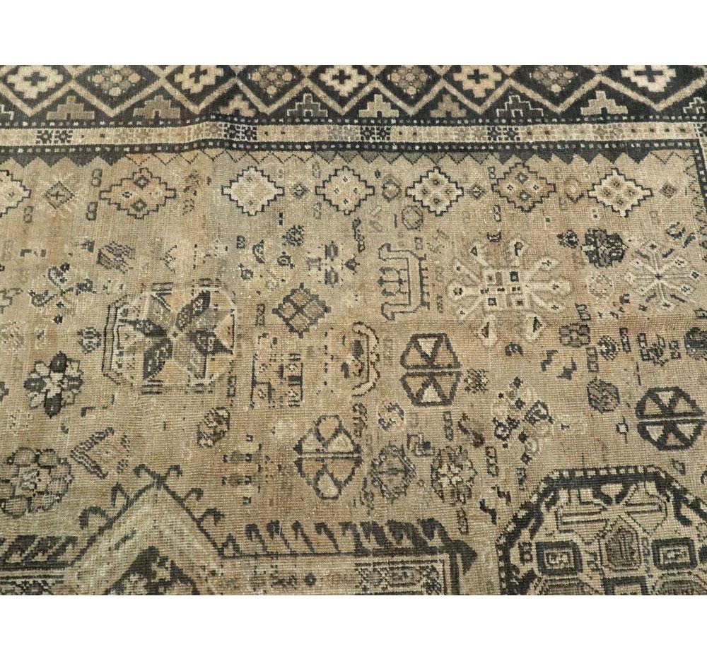 Laine Tapis persan du milieu du siècle:: fait à la main et influencé par des tapis caucasiens tribaux en vente