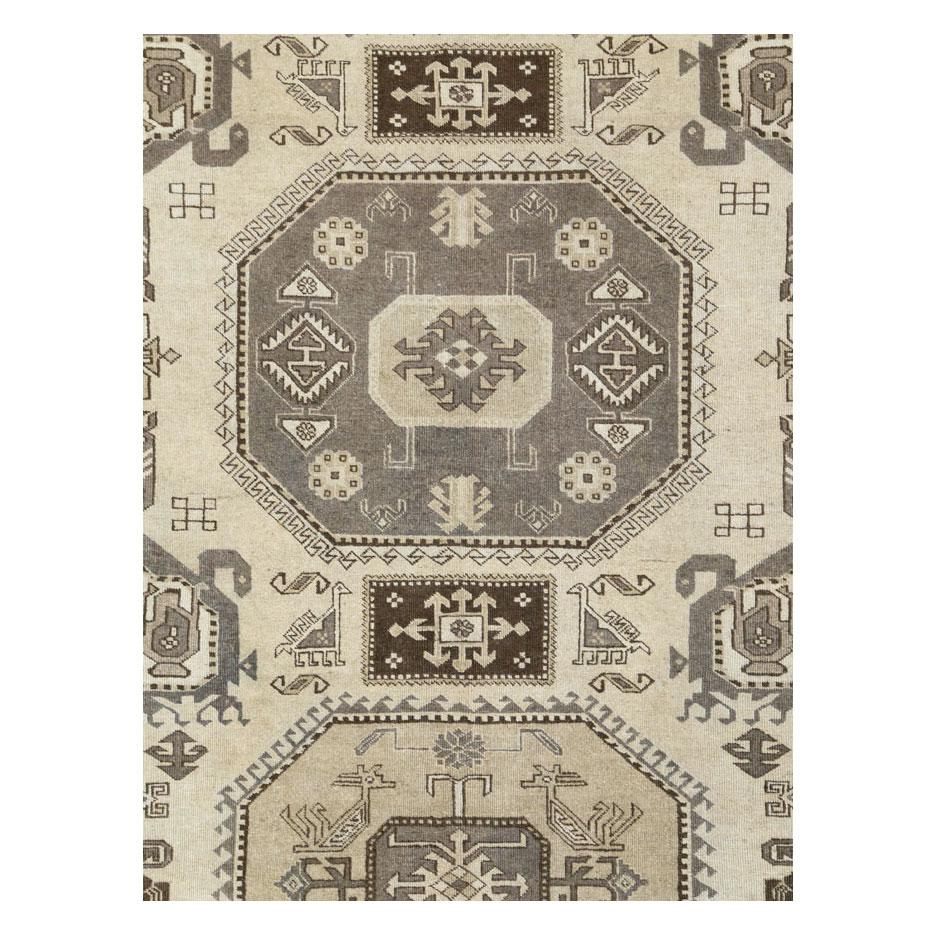 Un tapis persan vintage Veece fait à la main au milieu du 20e siècle, au format d'une pièce, avec des couleurs neutres comprenant du beige, des bruns clairs et foncés, et du gris.

Mesures : 9' 5