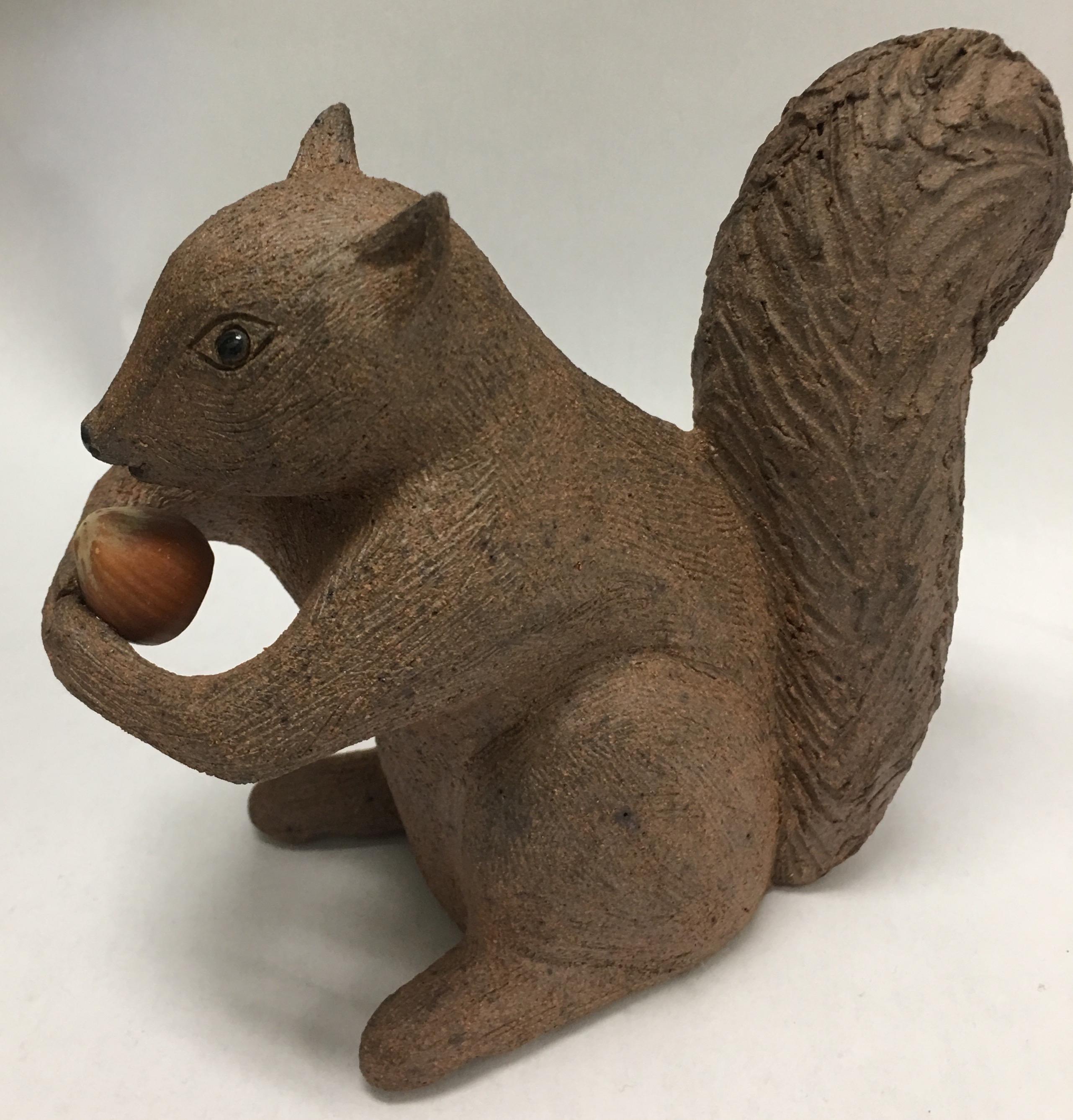 Rustico Figurina di scoiattolo in terracotta fatta a mano del Medioevo in vendita