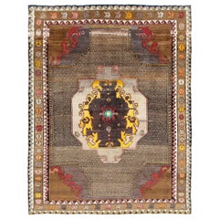 Tapis tribal turc du milieu du siècle, fait à la main, de taille standard, en brun, jaune et rouge