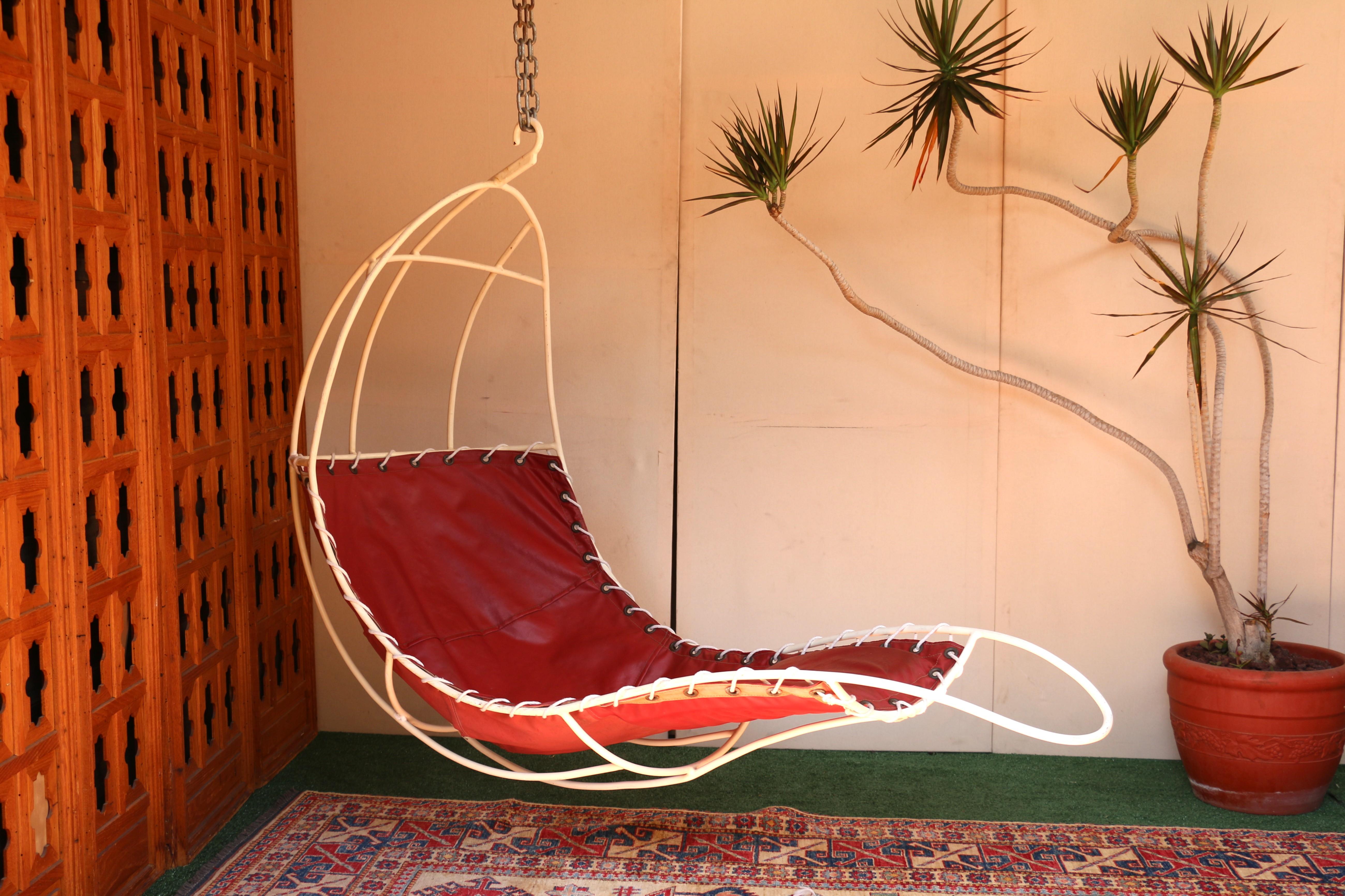 Merveilleuse chaise suspendue Leaf Chair conçue par Rupert Oliver, une chaise longue suspendue vintage conçue dans les années 1960. La chaise est dotée d'une structure en métal et d'une assise en vinyle rembourrée. Le design est connu pour ses