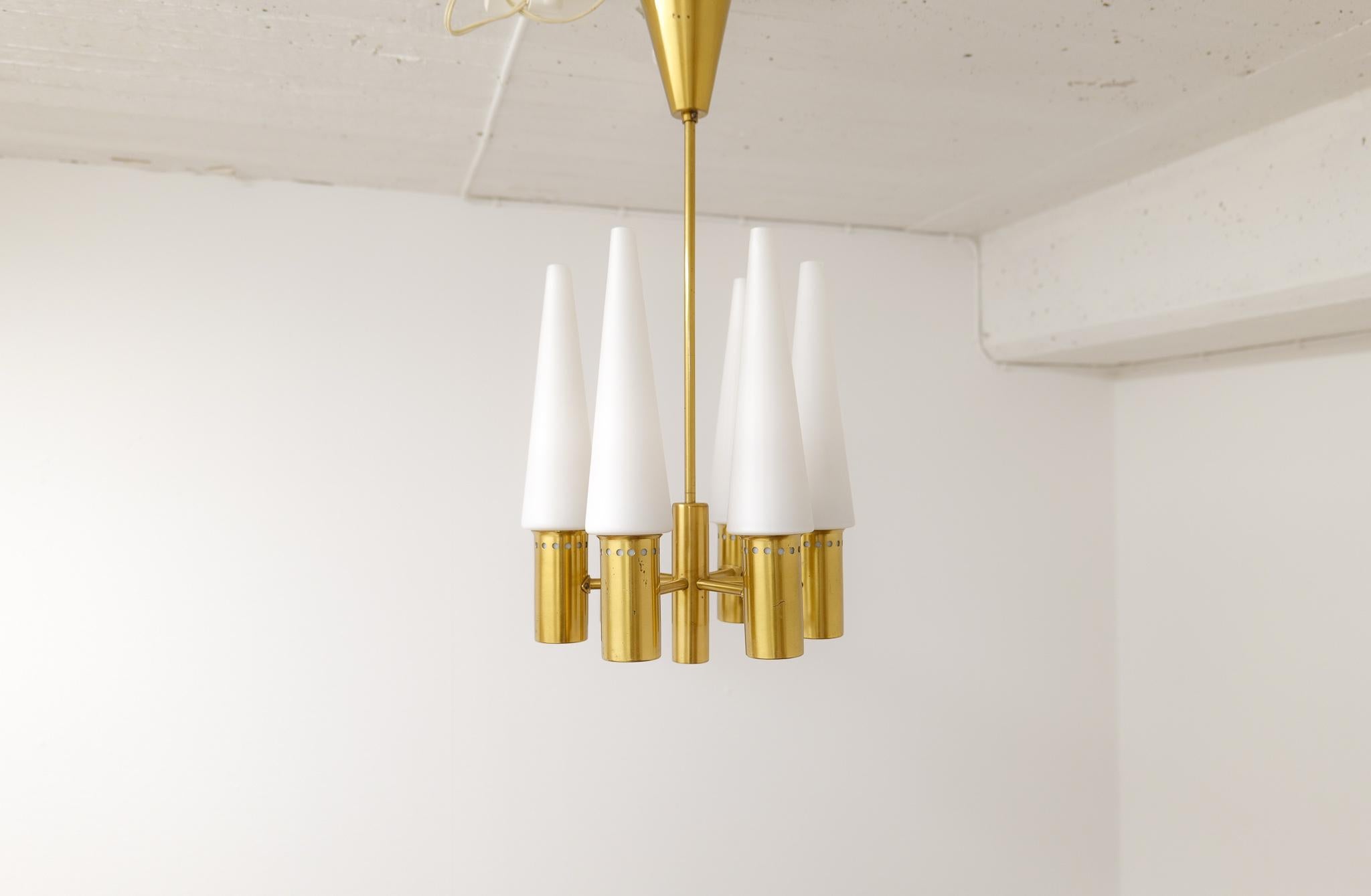 Lampada da soffitto in ottone e opalina di Hans-Agne Jakobsson, Svezia, metà del secolo scorso, 1950 in vendita 6