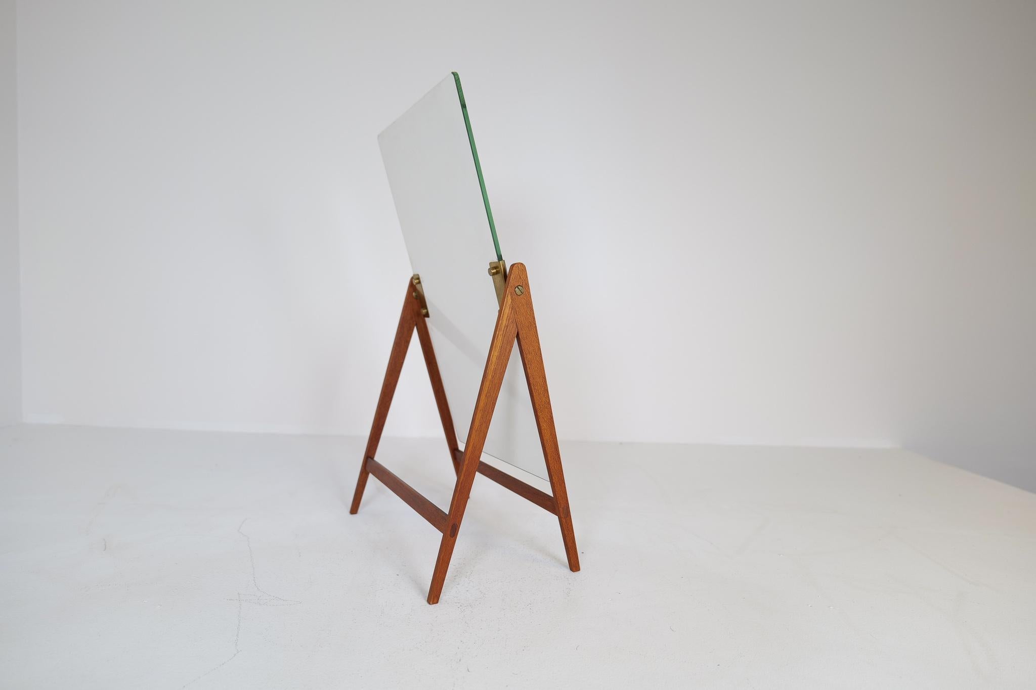 Metà XX secolo Specchio da tavolo grande e raro di metà secolo di Hans-Agne Jakobsson in ottone e teak, Svezia in vendita