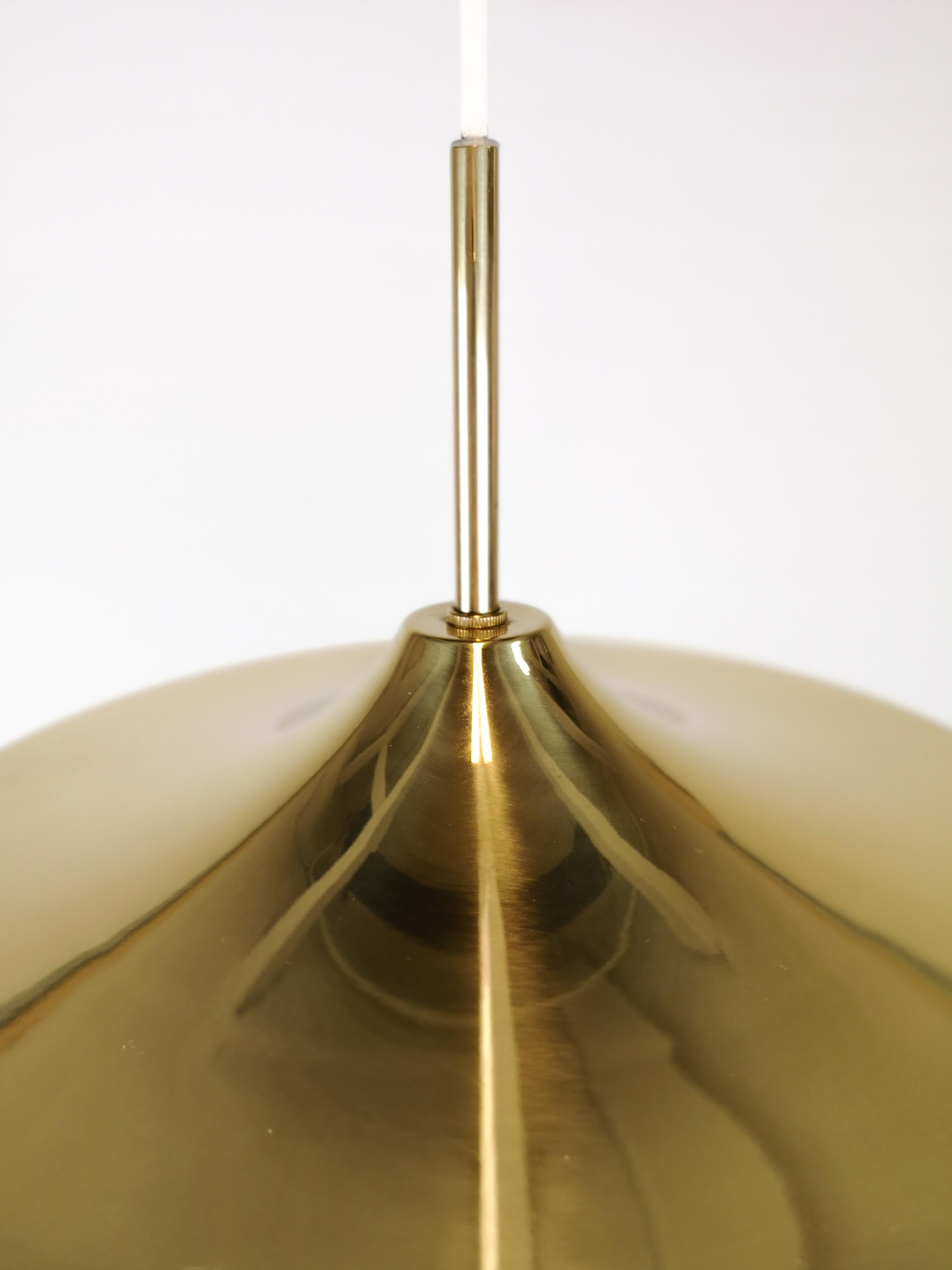 Wonderful ceiling lamp produced in Sweden for Hans-Agne Jakobsson, Markaryd, Sweden, 1960, design by Hans-Agne Jakobsson. The lamps fringes and brass is in very good condition.

Measures: H 36 cm x D 28 cm the total height is possible to adjust.
 
