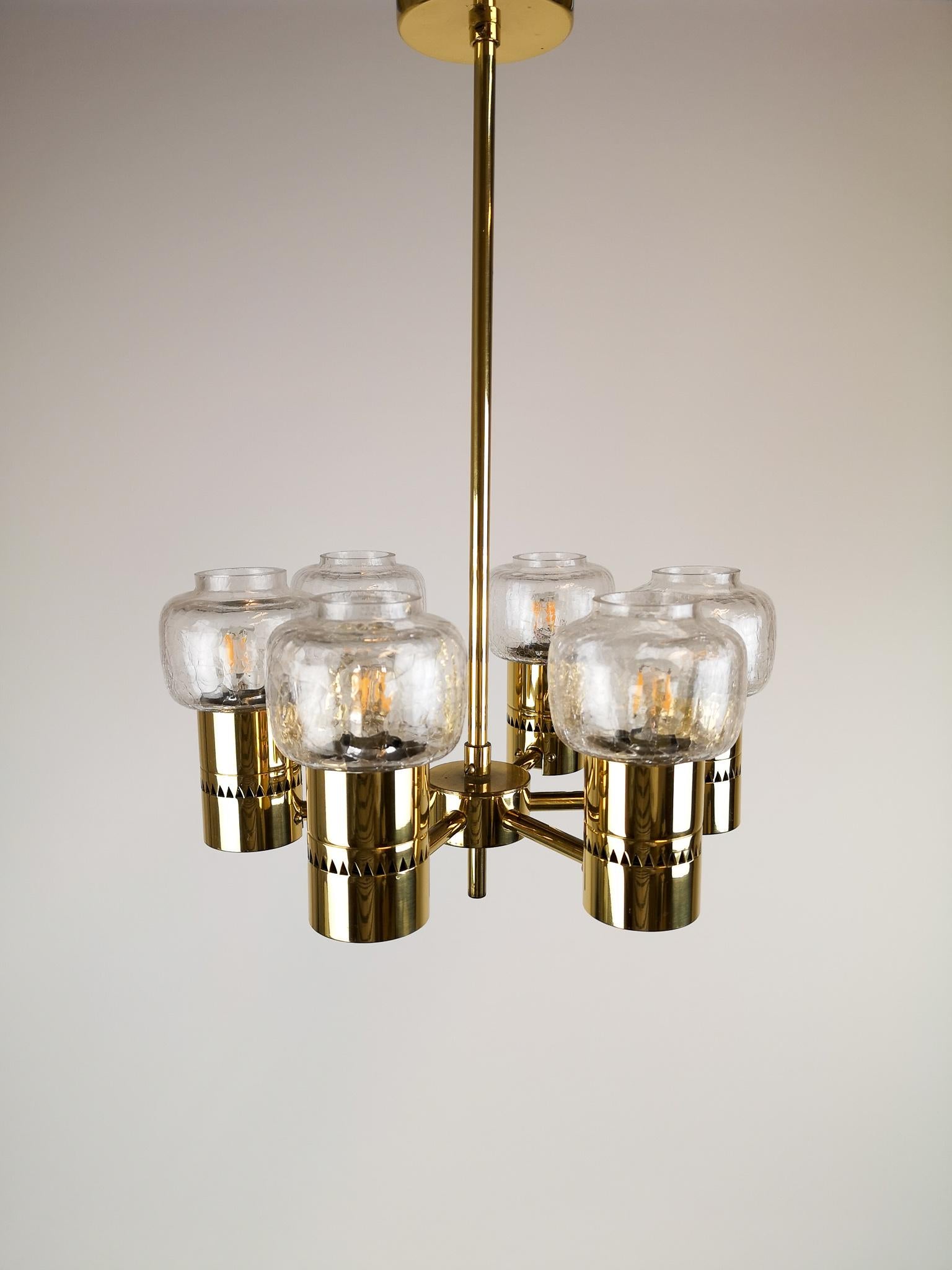 This ceiling lamp was designed by Hans-Agne Jakobsson and produced by Hans-Agne Jakobsson for the Swedish Company AB Markaryd.
The chandelier has 6 lights with glass. 

Good working condition, with some scratches.

Measures: D 32 cm, H 50