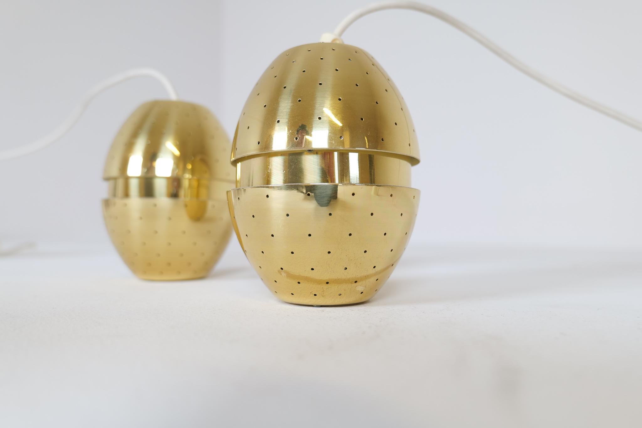 Mitte des Jahrhunderts Hans-Agne Jakobsson Paar Pendelleuchten „Egg“ aus Messing Schweden 1960er Jahre (Moderne der Mitte des Jahrhunderts) im Angebot
