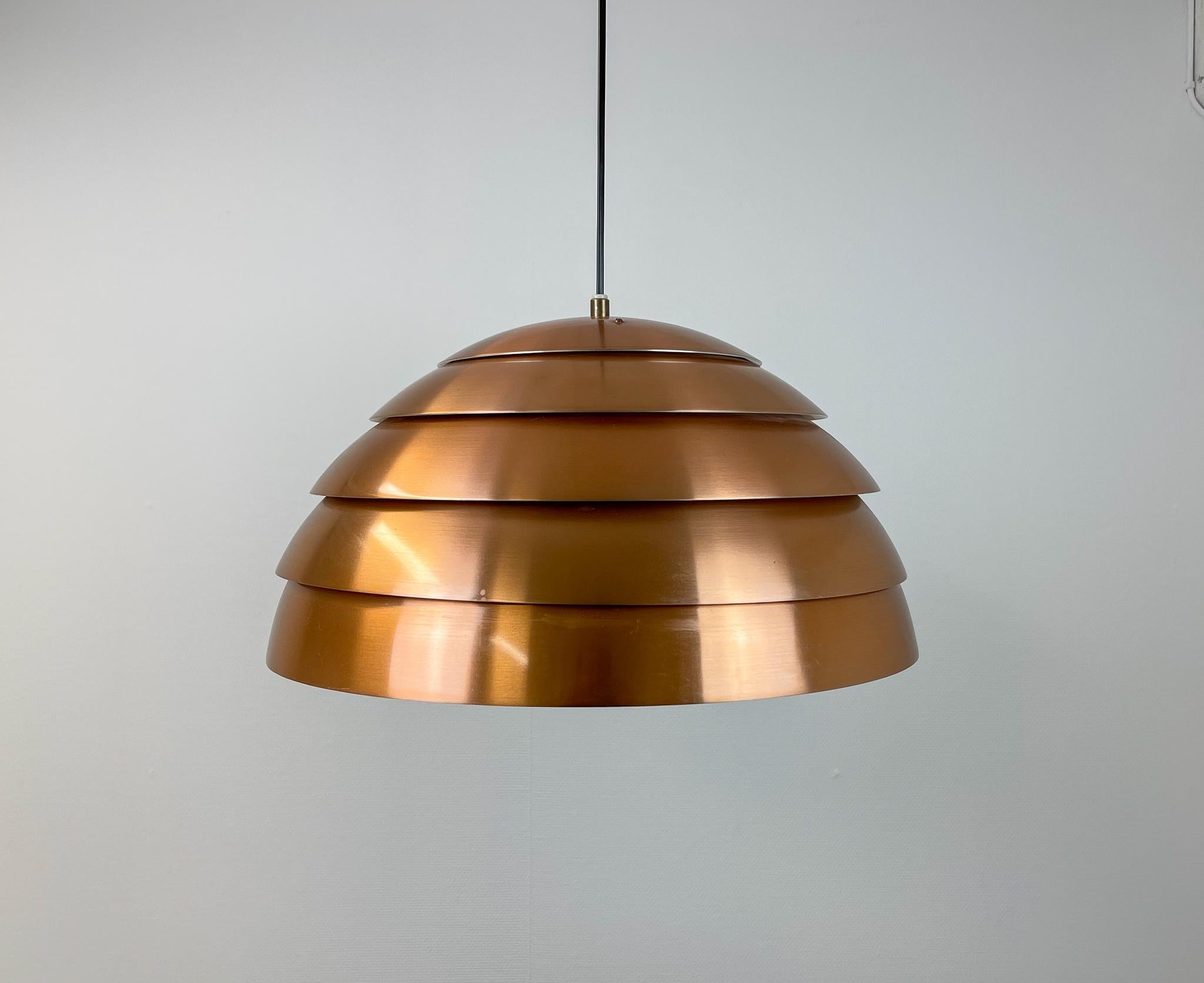 This large pendant in copper model T325/450 by Hans Agne Jakobsson Markaryd with soft non-dazzle light, the perfect light for a dining table, produced by Hans-Agne Jakobsson for the Swedish company AB Markaryd. 

Good working vintage condition,