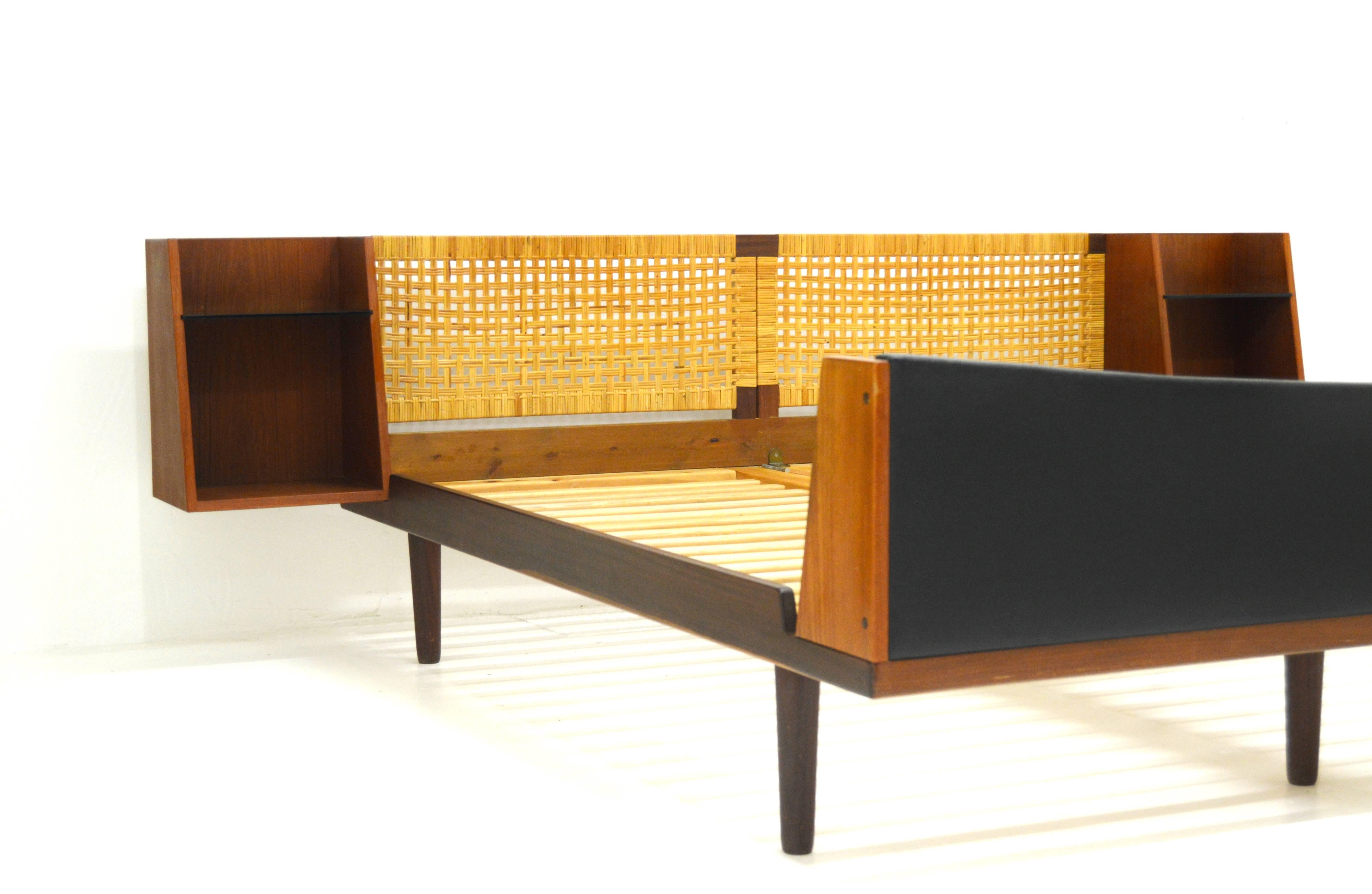 Very sober and elegant daybed from Danish GETAMA, designed by Hans J Wegner.
Rattan headboard with loating side tables with black glass shelve.
Teak base and leatherette foot end.
Very good vintage condition.
Maximum bed measurements 194 x 170